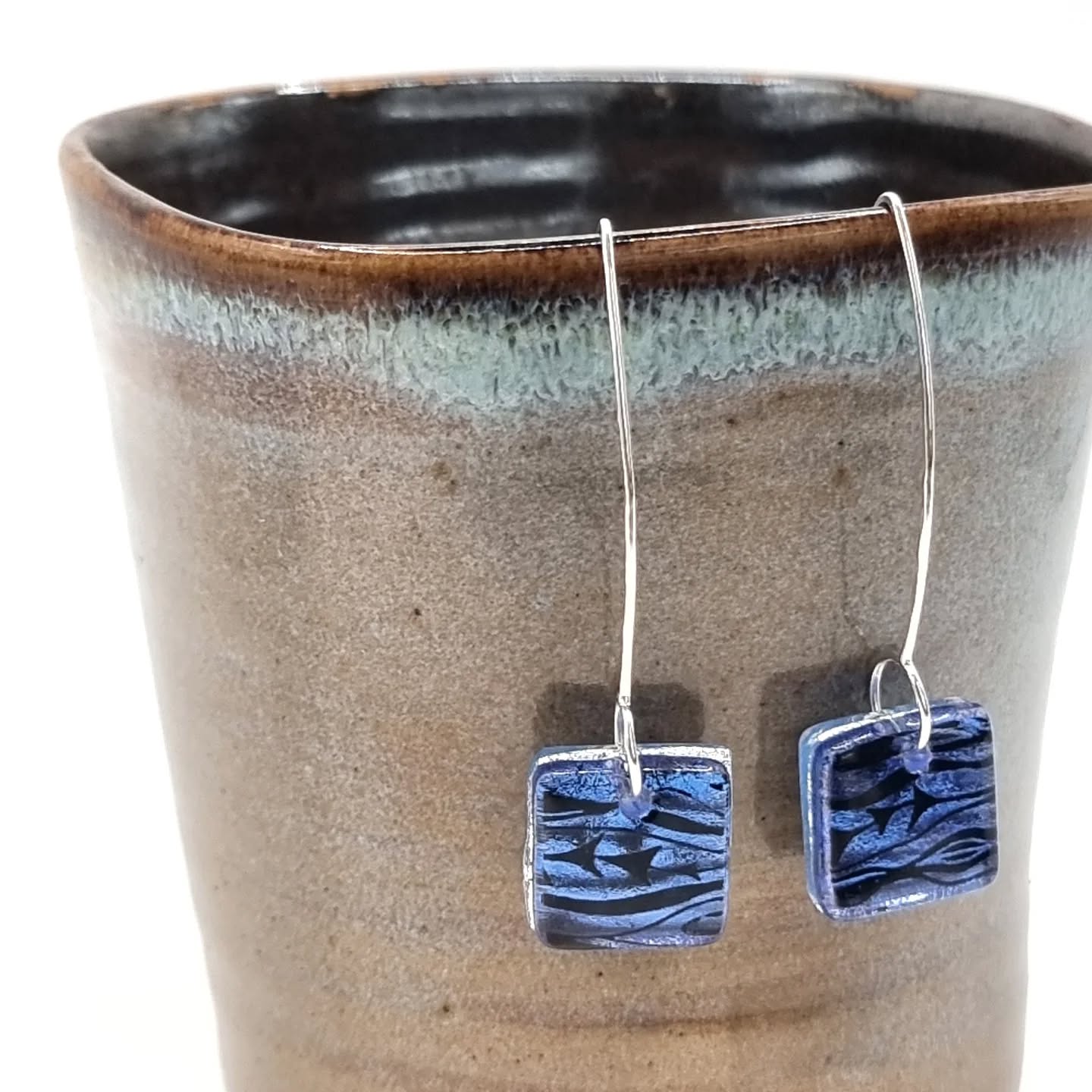 Not the best photo I know but dichroic glass is so darn difficult to photograph :-( But it is super sparkly and this colour -light sky blue is gorgeous.
Hanging from sterling silver wires and just 25€, available in the lovely boutique in Conques @assoofildelart or by post (outside Europe I can make a special listing on Etsy).