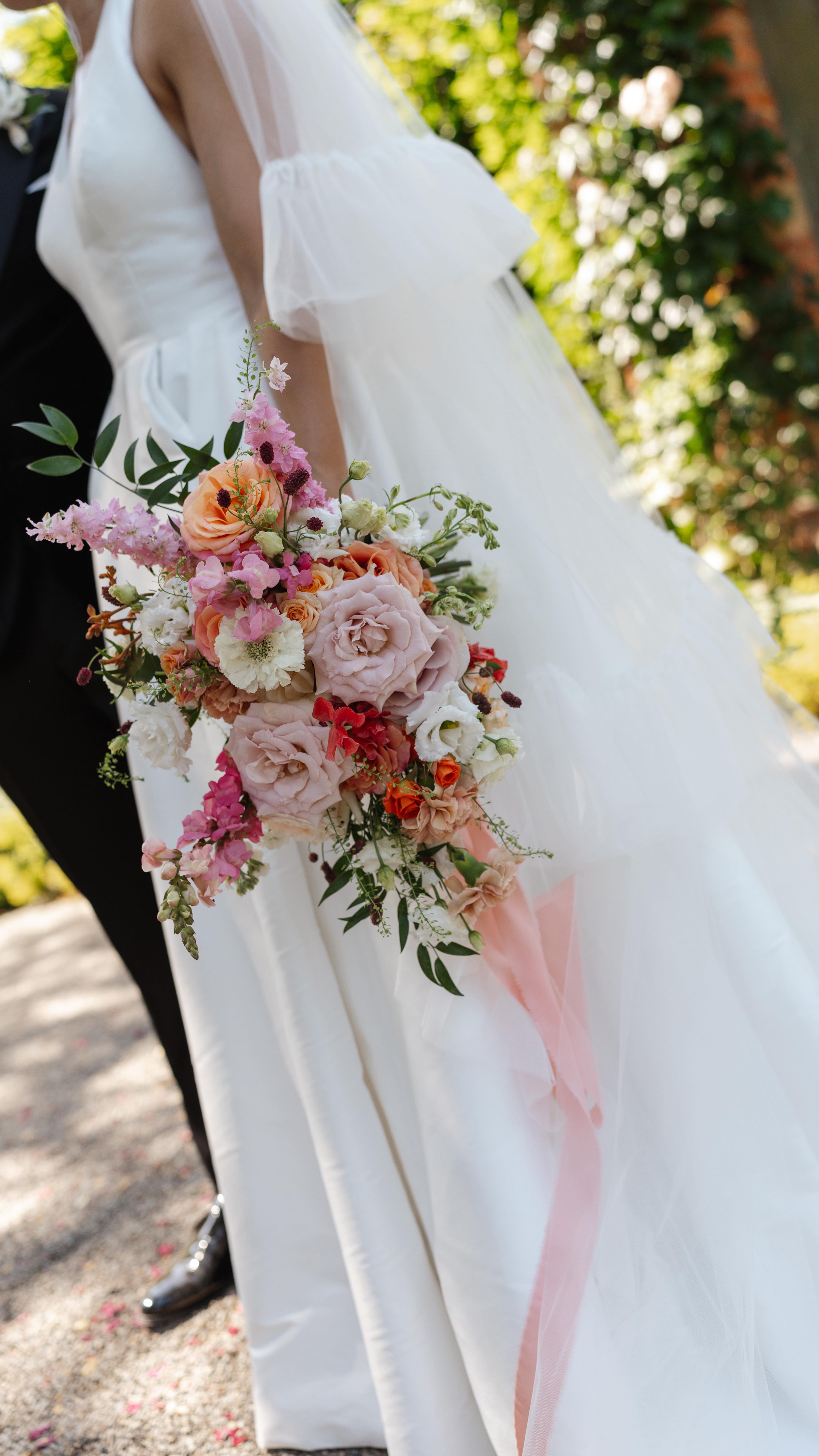 For Jayana…
Tonal blush and peach with ✨pops✨ of brighter colour perfect for a mid summer wedding.
Relaxed, modern & abundant. 👌
Cover image @rachaelfriendphotography
@garthmylhall
@jayana1993
@beatrizrivera.studio
@jesuspeiroofficial