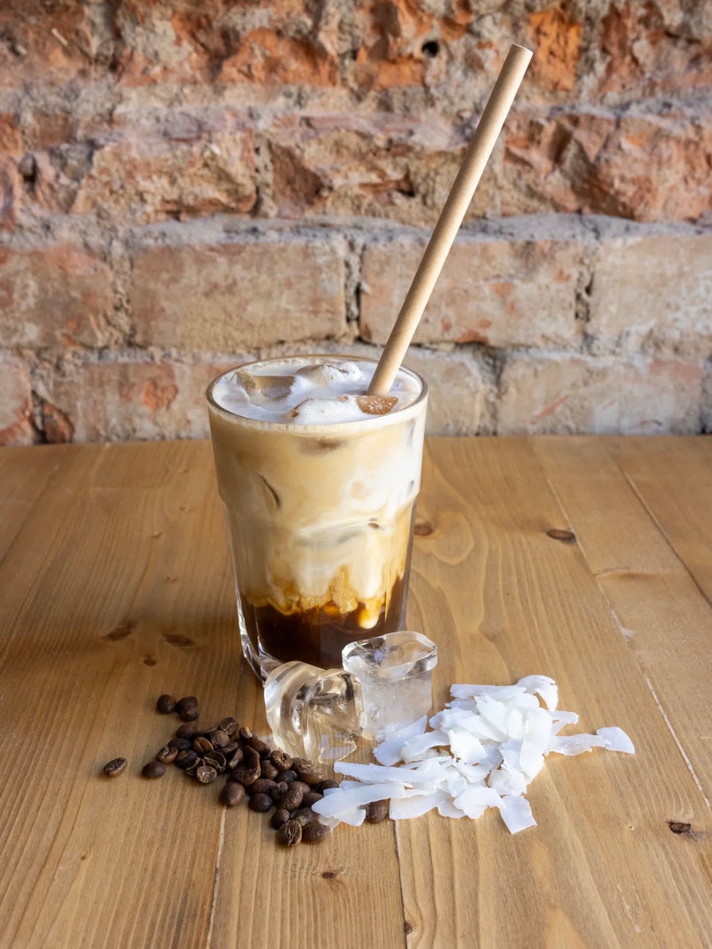 ☀️ Kokosová novinka v Mezi řádky Coconut Ice Breeze!
Lahodné espresso na ledu s kokosovým mlékem – krémové, voňavé a dokonale osvěžující. Spojení intenzivní chuti kávy s jemným nádechem kokosu je tím pravým letním zážitkem, i voláním léta, když se zrovna schová za déšť.
A co je na tom nejlepší? Každým douškem pomáháte. Tento nápoj vám s péčí a úsměvem připraví naši kolegové s hendikepem, kteří jsou nedílnou součástí našeho týmu.
Zastavte se – nejen na skvělou kávu, ale i pro dobrý pocit. 🧊🥥☕💜
#MeziŘádky #LetníNápoj #CoconutIceBreeze #LedováKáva #SociálníPodnik #kavarna #novinka #HendikepNeníPřekážka #Etincellecz #létovraťse