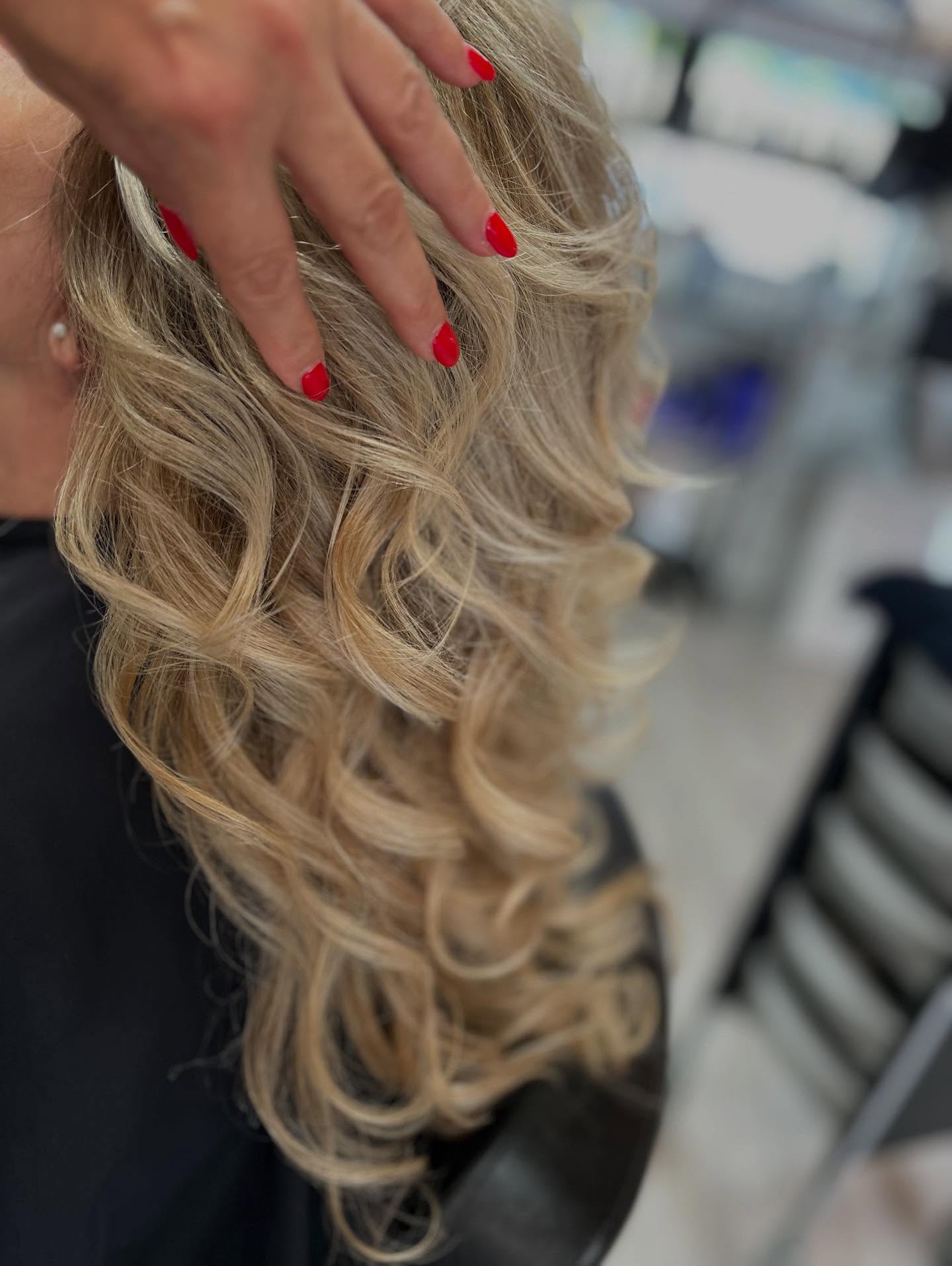 Summer vibes 😍 color & balayage. #solombrahair #framesiswitzerland #framesiglamour