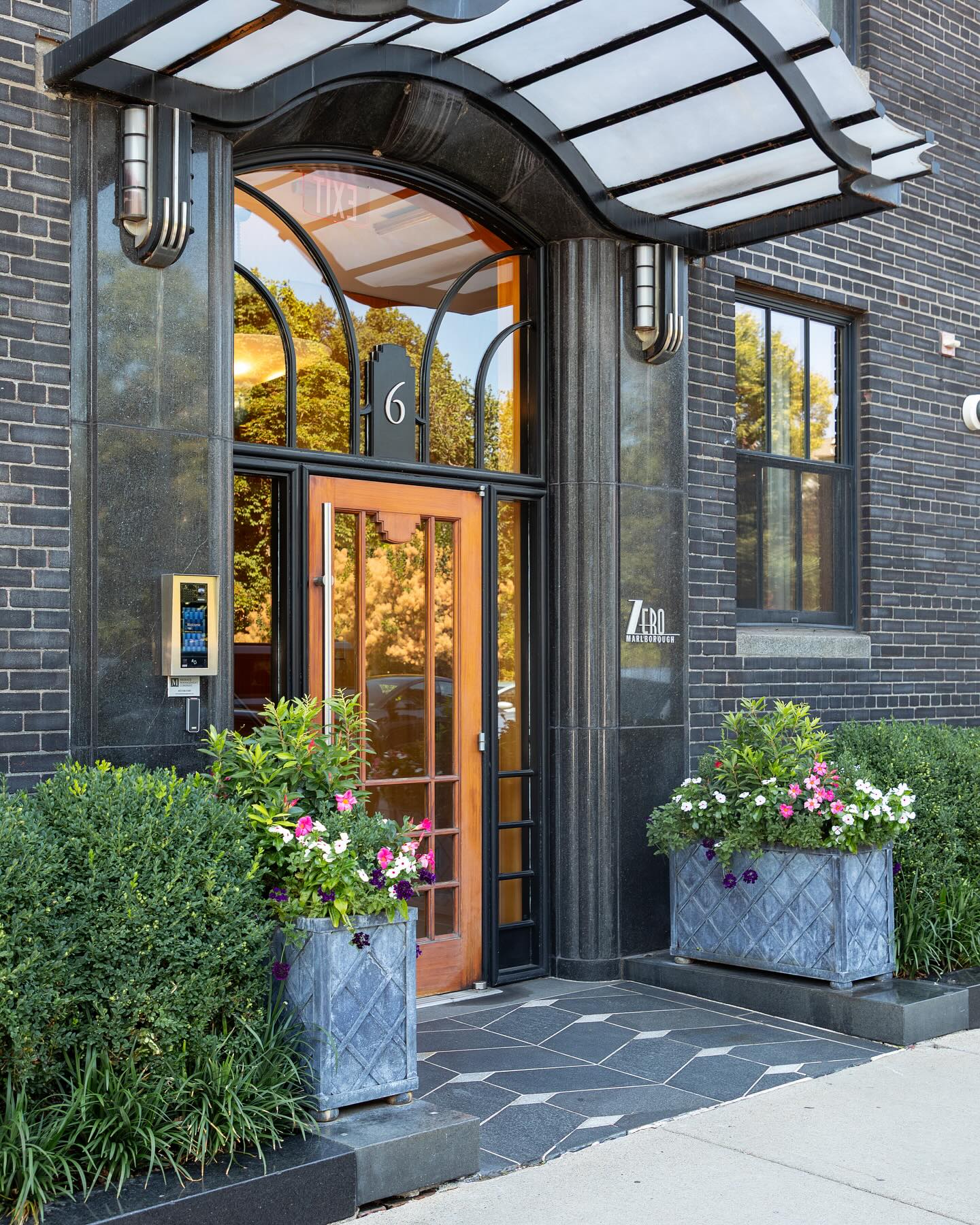 🩷💜 Pink dipladenias, purple verbena, and white vinca add pops of color to these summery front entrance planters.
.
.
.
.
.
#citygarden #garden #gardendesign #growsomething #gardenlove #boston #backbay #containergarden #gardenstyle #instagarden #landscaping #outdoorliving #outdoordecor #outdoordesign #gardenlife #curbappeal #windowbox #home #bhg #bhghome #bostonhome #rslove #plantlove #igboston #theprettycities #mytinyatlas #summer #summertime #summervibes☀️