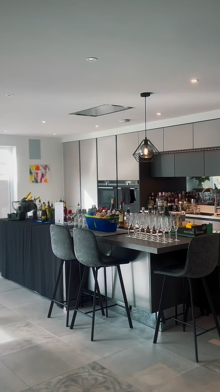 We had the pleasure of providing bar services for an at-home 40th birthday celebration with around 130 guests. We had two bars - one in the kitchen and another in the garden beside the dance floor - serving a welcome drink on arrival, followed by cocktails and a fully stocked bar throughout the evening. Fresh wood-fired pizza from @doughmansland kept guests well fed 🍕
These clients know how to throw a party!
____________________
#BirthdayEvents #BirthdayParties #MobileBarHire #Cocktails #MobileBartending