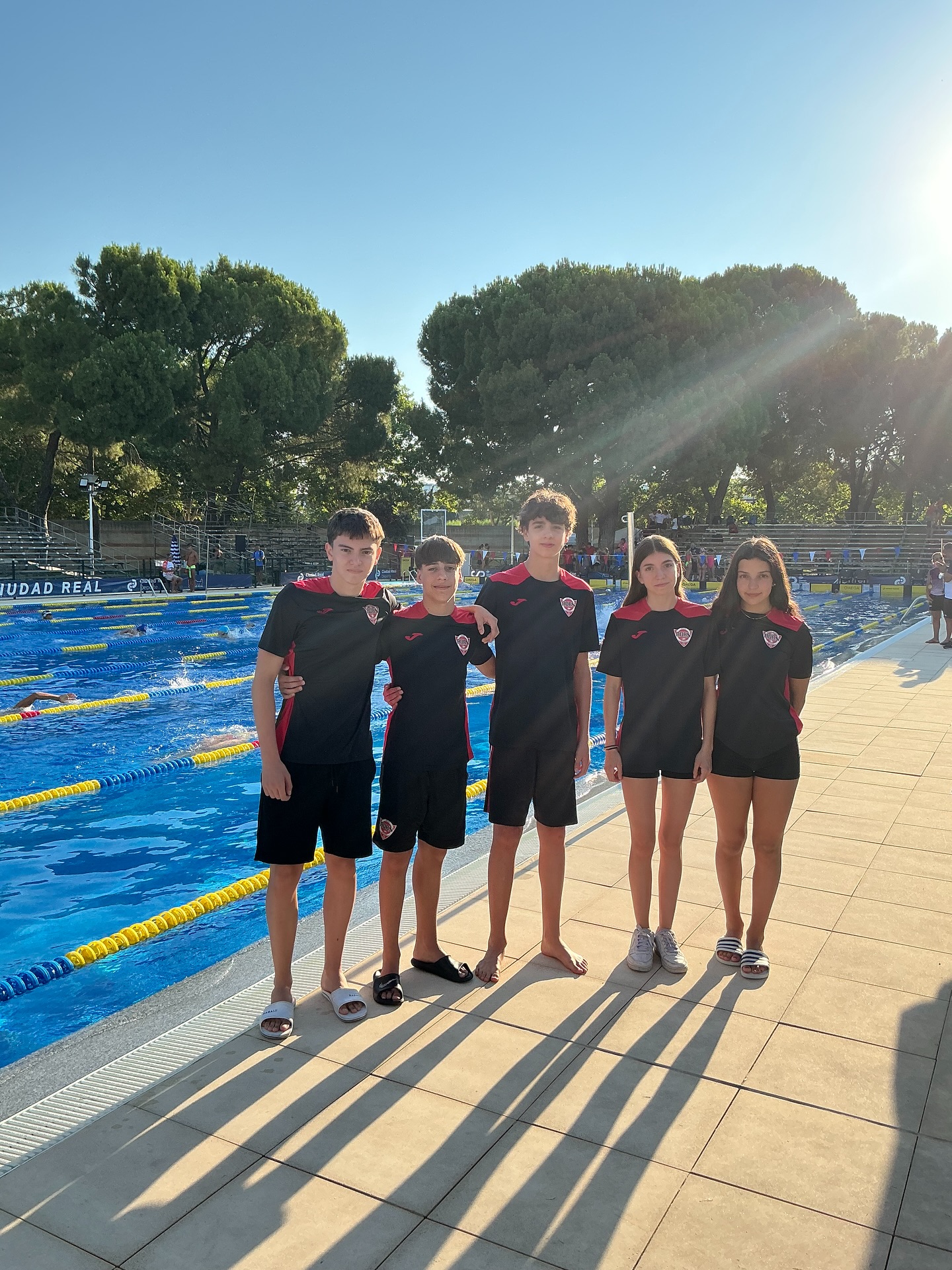 ▪️CTO ESPAÑA INFANTIL▪️
➡️ Finalizamos nuestra participación en el campeonato de España infantil de verano, disputado en Ciudad Real, en el que nuestros nadadores se llevan una muestra de aprendizaje en la que han disputado las siguientes pruebas:
🚹
- Yago Rodríguez: 50-100-200 espalda 50 mariposa 200 estilos destacando su final y 7ª posición en los 100m espalda
- Alex Rivera: 50-100-200 espalda con 2/3 mejores marcas
- Alex López: 50m braza con MMP de piscina larga
🚺
-Ainhoa Ramírez: 50-100m braza con mejor marca en el 100 en piscina larga
-Elin Sesmero: con su participación en el relevo mixto 4x100 estilos mejorando la posición del relevo
➡️ Enhorabuena a todos y a su entrenador “Rober” por el año 💪🏼