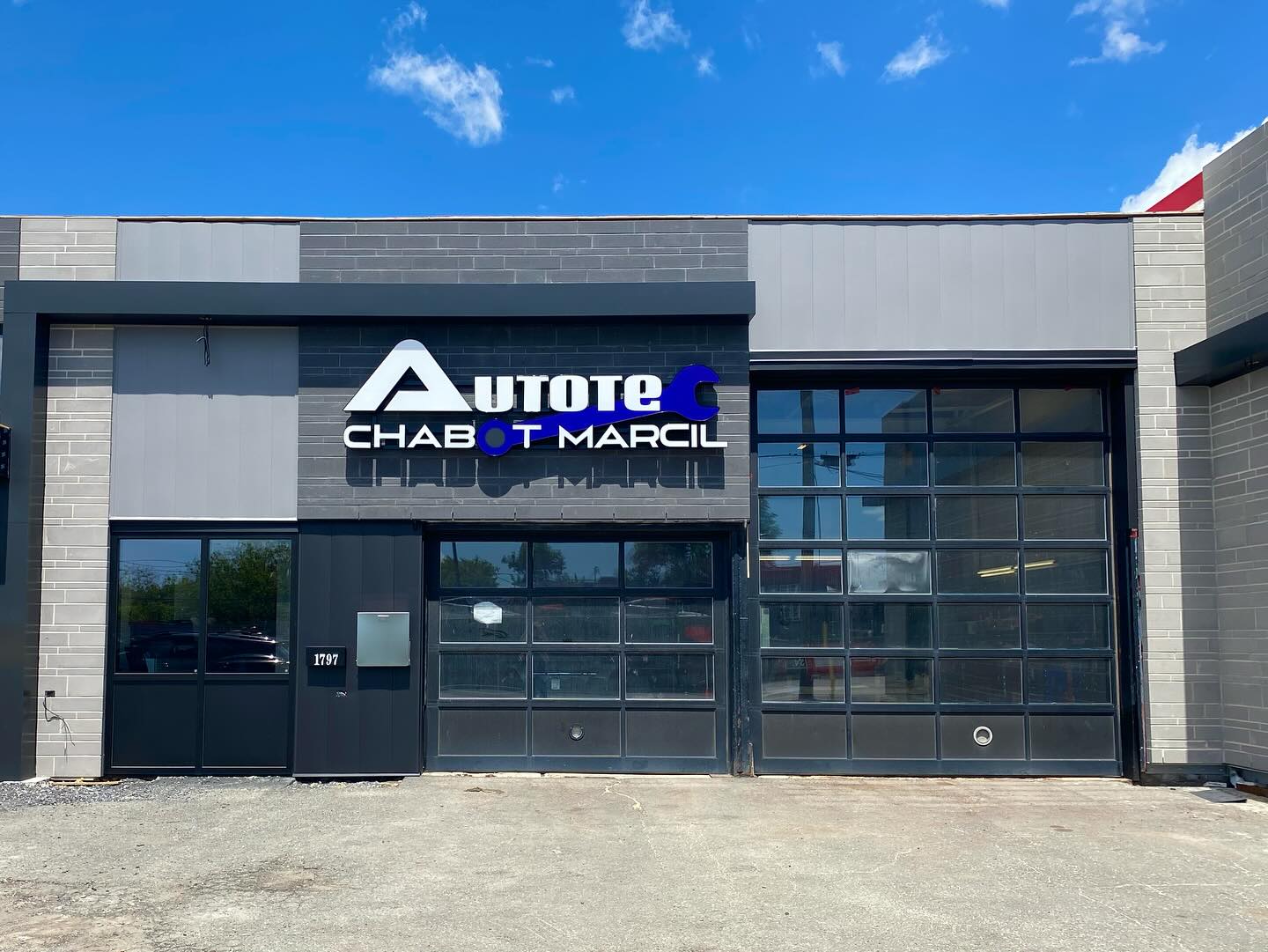 🔧✨Façade commerciale moderne✨🔧
Voici un aperçu du travail réalisé sur la façade du nouveau garage Autotec Chabot Marcil. Cette réalisation démontre notre capacité à livrer des projets commerciaux de qualité, alliant esthétique contemporaine et efficacité opérationnelle.
✅ Description des travaux :
• Revêtement extérieur : utilisation de maçonnerie en brique grise et de panneaux architecturaux Mac pour un effet visuel épuré et durable.
• Encadrement métallique noir : structure élégante et robuste encadrant les baies vitrées et la porte de garage.
• Signalisation lumineuse en lettrage 3D : enseigne rétroéclairée avec lettres découpées sur mesure, intégrant le logo de l’entreprise – un parfait équilibre entre branding et modernité.
💡 Ce projet met en valeur l’harmonie entre design sobre et fonctionnalité. Parfait pour une entreprise dynamique qui veut offrir un accueil professionnel à sa clientèle.
🔨 Construction VCM – Spécialistes en rénovation commerciale #constructionvcm #projetcommercial #macmetal #maçonnerie #logo