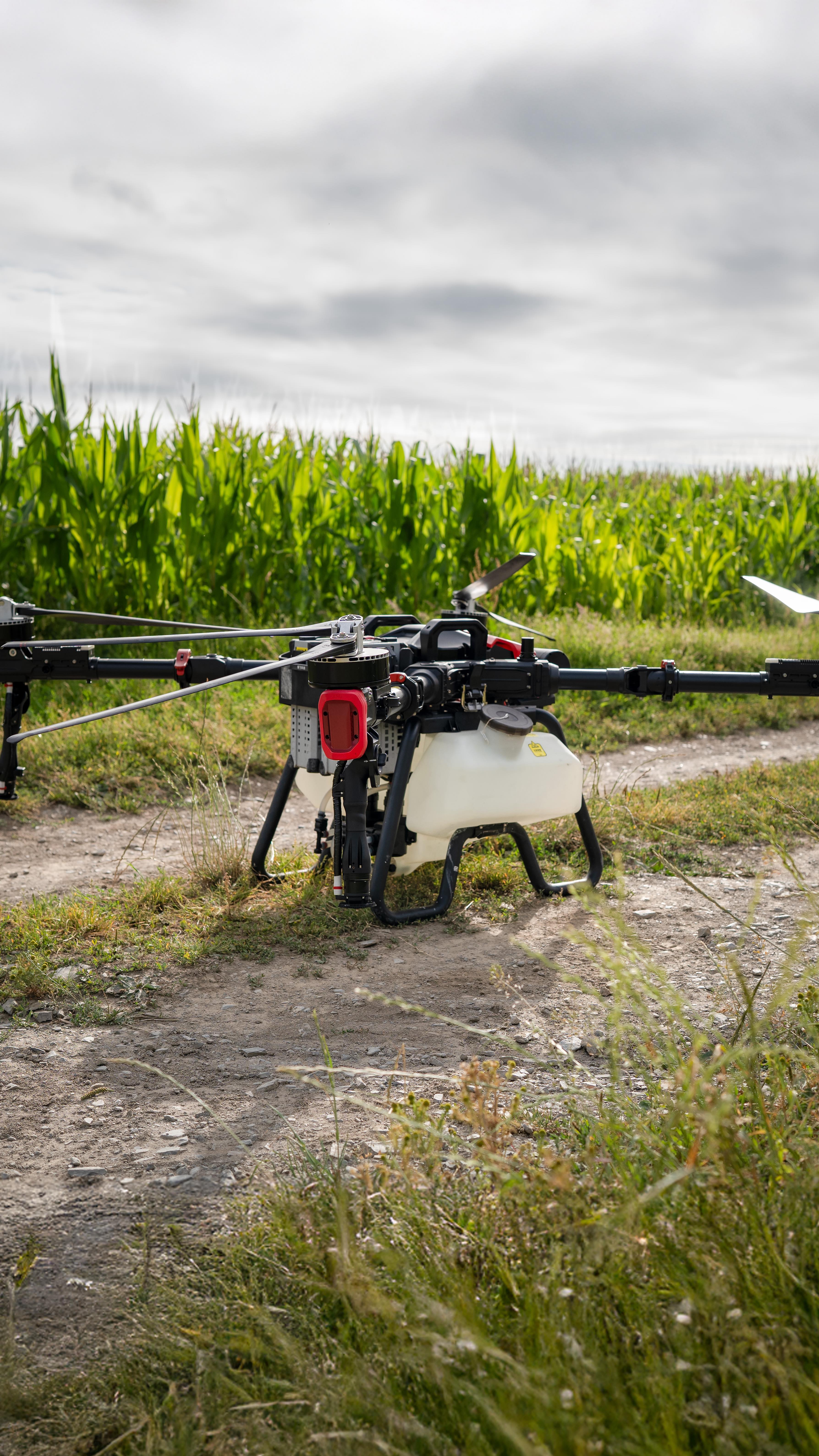 Late-season nitrogen? Now it’s possible. HighVantage is changing the game for maize growers 🌽 🐄 🚁
Get in touch today for a free quote!
#highvantage #jedzmedia #xag #xaguk #maize #farming #efficiency #spraydrones #dairyfarming #arablefarming