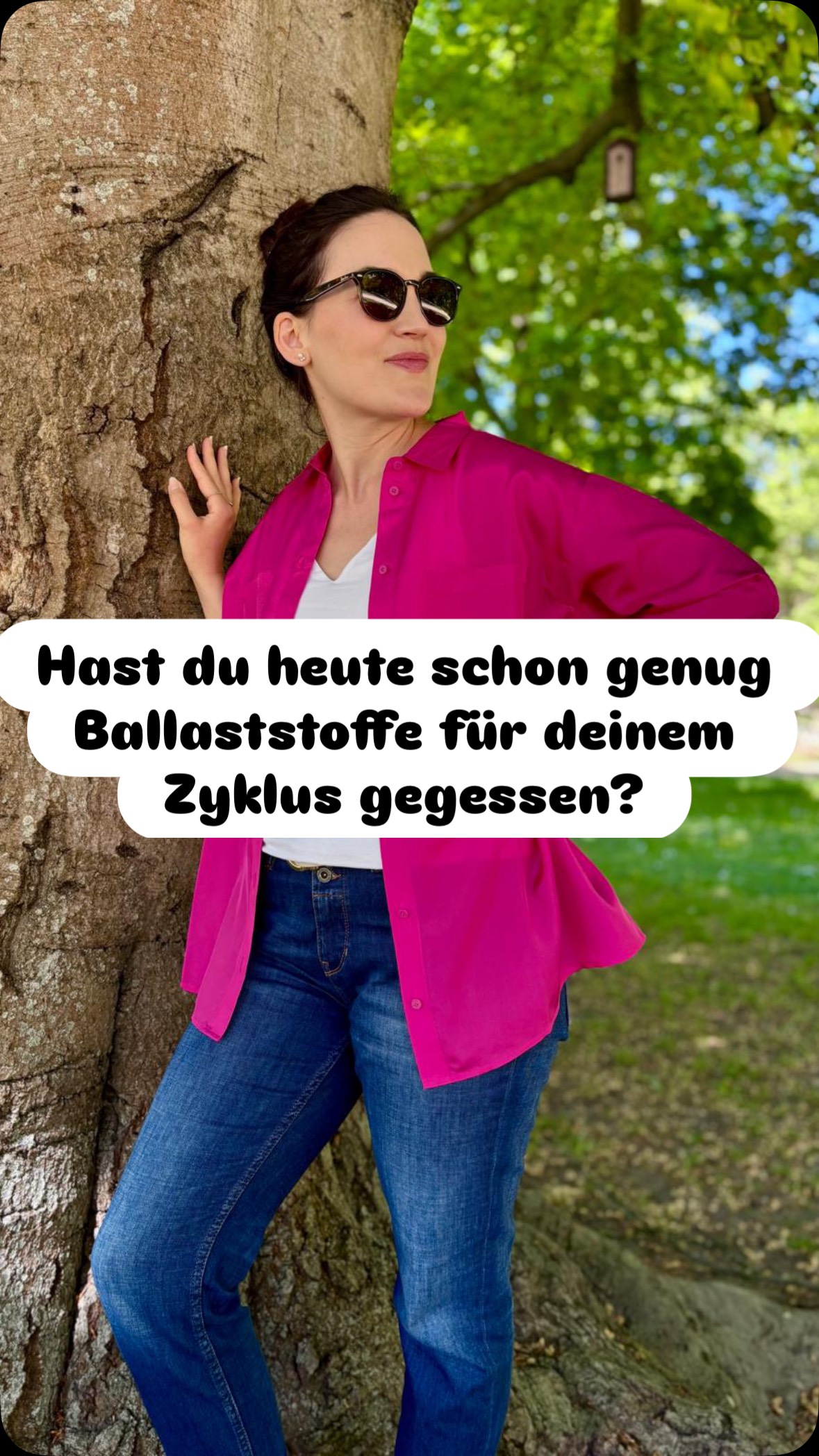 Ballaststoffe: Das unterschätzte Tool für deine Hormonbalance.
Viele Frauen wissen nicht, wie eng Ballaststoffe mit Zyklus, Blutzucker und Hormonen verknüpft sind – und wie viel sie ausrichten können.
Sie helfen dir:
- Überschüssiges Östrogen zu binden – und über den Stuhl auszuscheiden
- Deine Darmflora zu stärken – vor allem das Östrobolom, das mitbestimmt, wie viel Östrogen aktiv bleibt
- Blutzuckerschwankungen abzufedern – das schützt vor Heißhunger, PMS & Stimmungstiefs
- Die Aufnahme wichtiger Mikronährstoffe wie Magnesium, Zink und B-Vitamine zu fördern
📉 Ein Zuviel an Östrogen – z. B. durch Rückresorption im Darm – kann zu Zyklusbeschwerden führen:
- PMS
- Brustspannen
- Zwischen- oder Dauerblutungen
- schmerzhafte Perioden
- Myome
👉🏼 Empfohlen sind 25–35 g Ballaststoffe/Tag (als Richtwert, viel hilft nicht immer viel...) – viele liegen aber weit darunter.
🎯 Mein Tipp:
Track mal eine Woche lang mit einer App wie FDDB oder Cronometer deine tägliche Ballaststoffmenge. Du wirst schnell merken: Kleine Änderungen können einen großen Unterschied machen.
📩 Schreib mir gern, wenn du Tipps brauchst oder nicht weißt, wie du starten kannst!
Quellen:
- Chavarro, J. E. and Gaskins, A. J. (2018). Diet and fertility: a review. American Journal of Obstetrics & Gynecology. 218(4):379-389.
- Shiwan, H., et al. (2023). Gut microbial beta-glucuronidase: a vital regulator in female estrogen metabolism. Gut Microbes. 9;15(1):2236749.
- DGE (2021): Ausgewählte Fragen und Antworten zu Ballaststoffen. https://www.dge.de/fileadmin/dok/gesunde-ernaehrung/faq/DGE-FAQ-Ballaststoffe-2021.pdf
#hormonbalance #zyklusgesundheit #östrogendominanz #darmgesundheit #ballaststoffe