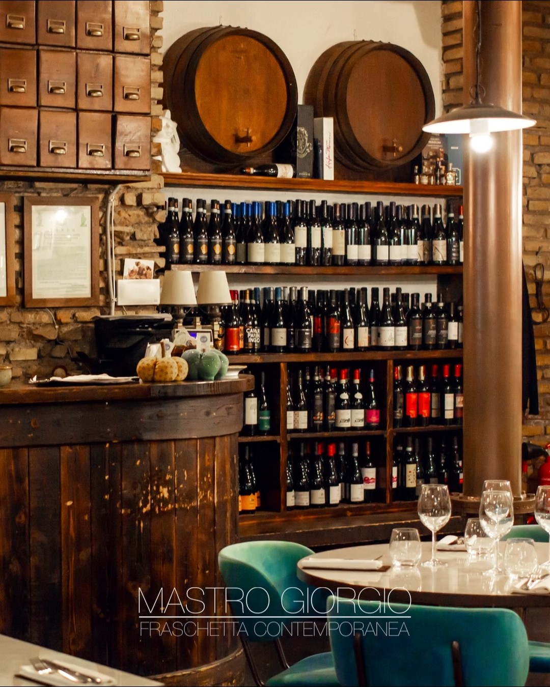 𝑳'𝑨𝒏𝒊𝒎𝒂 𝒅𝒊 𝑴𝒂𝒔𝒕𝒓𝒐 𝑮𝒊𝒐𝒓𝒈𝒊𝒐 ✨
𝐼𝑚𝑚𝑒𝑟𝑔𝑖𝑡𝑖 𝑛𝑒𝑙𝑙'𝑎𝑡𝑚𝑜𝑠𝑓𝑒𝑟𝑎 𝑢𝑛𝑖𝑐𝑎 𝑑𝑒𝑙𝑙𝑎 𝑛𝑜𝑠𝑡𝑟𝑎 𝐹𝑟𝑎𝑠𝑐ℎ𝑒𝑡𝑡𝑎 𝐶𝑜𝑛𝑡𝑒𝑚𝑝𝑜𝑟𝑎𝑛𝑒𝑎. 𝐸𝑠𝑝𝑒𝑟𝑖𝑒𝑛𝑧𝑒 𝑖𝑛𝑑𝑖𝑚𝑒𝑛𝑡𝑖𝑐𝑎𝑏𝑖𝑙𝑖 𝑡𝑖 𝑎𝑠𝑝𝑒𝑡𝑡𝑎𝑛𝑜!
𝐈𝐧𝐟𝐨 𝐩𝐫𝐞𝐧𝐨𝐭𝐚𝐳𝐢𝐨𝐧𝐢:
📍 Via Alessandro Volta 36, Testaccio, Roma
📞 Prenota ora: Link in BIO!
#MastroGiorgioRoma #FraschettaContemporanea #Testaccio #RomaFood #CucinaRomana #RistoranteRoma #AtmosferaUnica #FoodExperience #SerateRomane #VinoEPassione #TradizioneInnovazione #RomaByNight #CenaRomana #DoveMangiareARoma #RistorantiRoma #LocaleRoma #ItalianFood #FoodieRoma #GustaRoma #EsperienzaCulinaria #QualitàARoma #GourmetRoma #MastroGiorgioExperience #RomaLife #VisitRoma #HiddenGemsRoma #InstaFoodRoma #RomaCibo #EatInRome