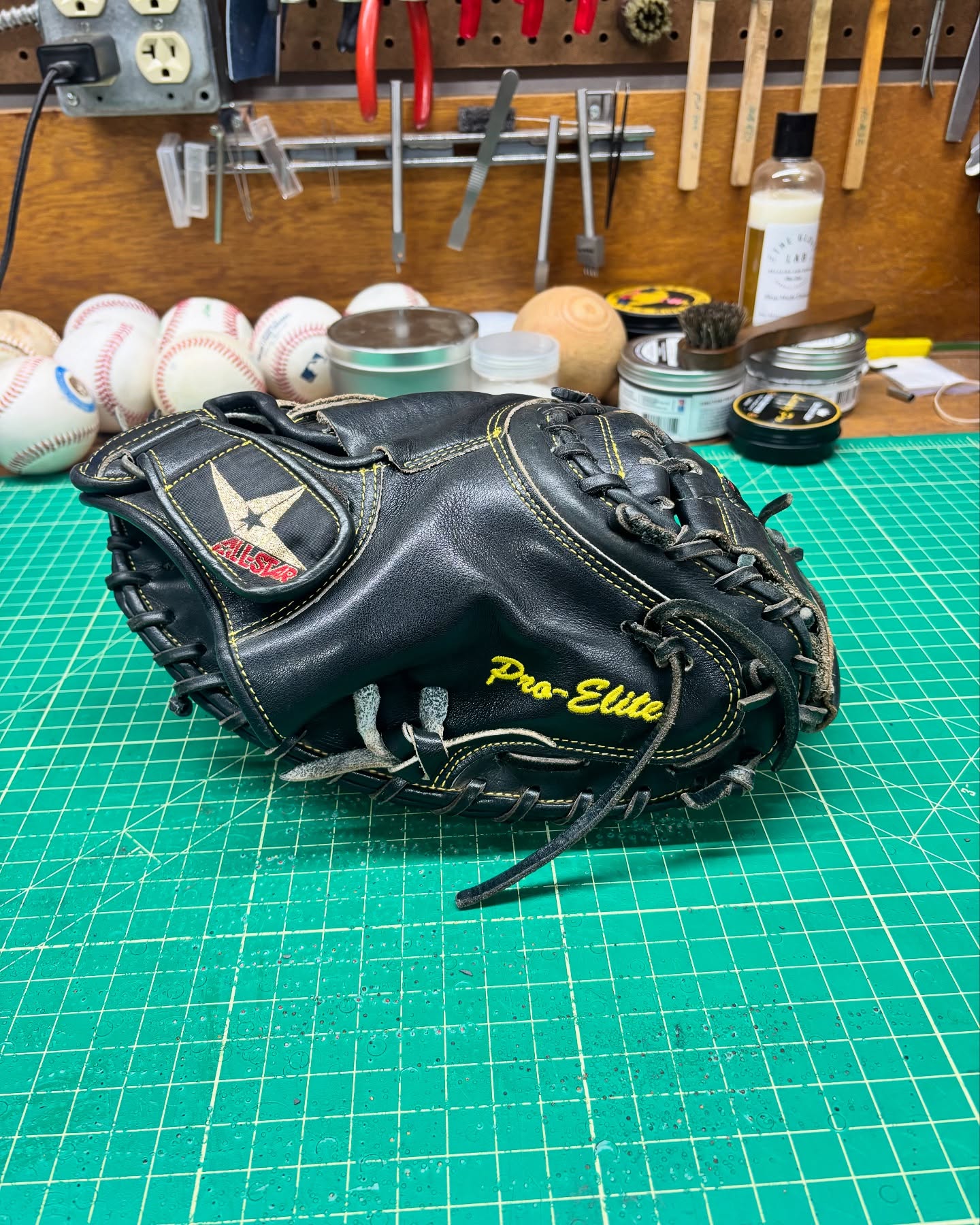 I’ve always wanted to add an All-Star Pro-Elite to the collection. This was super clean, no dirt, clay, or gravel anywhere inside or out. Still had to clean and condition though because why not right? I wasn’t sure the Japan Tan laces would look good with the yellow accents but I really like the way it turned out. Definitely looking forward to getting some rounds of catch in with this!
#relacednotreplaced #relacedontreplace #makingyourglovegreatagain #allstarcatchersmitt #ballplayersbalm #staygrassy