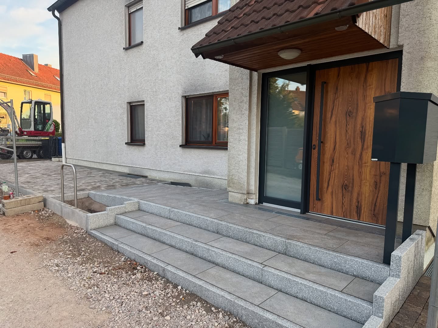 Und wieder ein Stück weiter. Die Belagsarbeiten sind abgeschlossen, Mülltonnenboxen sind montiert und aufgestellt.
Es fehlen noch die Handläufe an der Treppe und der Rampe.
Die Bepflanzung erfolgt vermutlich im Herbst.
#ausenanlagen #emperoroutdoorceramic #kannbetonpflaster #germaniaantik #mülltonnenboxen #gartengestaltung