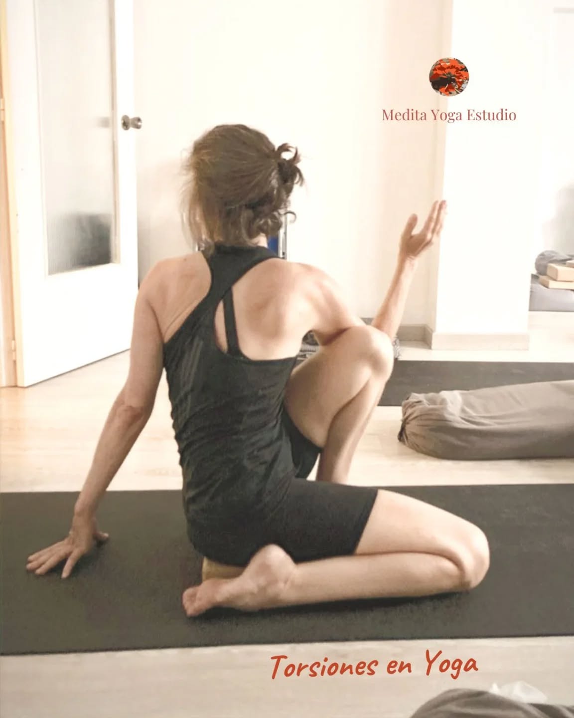 🌀 ¿Qué tienen de especial las torsiones en yoga?
Las posturas de torsión son mucho más que un simple giro: son una forma inteligente de cuidar tu columna, estimular tus órganos internos y liberar bloqueos físicos y emocionales.
🔹 Favorecen la movilidad vertebral al mantener los discos intervertebrales hidratados y alineados, lo que ayuda a prevenir molestias en la espalda.
🔹 Activan el sistema digestivo, masajeando el estómago, el hígado, los riñones y los intestinos, mejorando así la digestión y la eliminación de toxinas.
🔹 Mejoran la circulación y oxigenación de tejidos profundos, gracias al efecto de “compresión y liberación” que produce cada torsión.
🔹 Promueven la concentración y el enfoque, porque requieren una práctica atenta, alineada y muy consciente.
🔹 Liberan tensiones profundas, especialmente en la zona lumbar, dorsal y cervical.
🌱 En cada clase trabajamos estas posturas de forma segura, adaptada a cada cuerpo y con plena atención al eje postural, para que obtengas todos sus beneficios sin forzar.
📍Si aún no has probado las torsiones… ¡Te esperamos en Valencia!
✨ Ven a girar con nosotras.
🧘♀️ Medita Yoga Estudio
#YogaValencia #TorsionesYoga #EspaldaSana #DigestiónSaludable #YogaConsciente #MeditaYogaEstudio #HathaYogaValencia