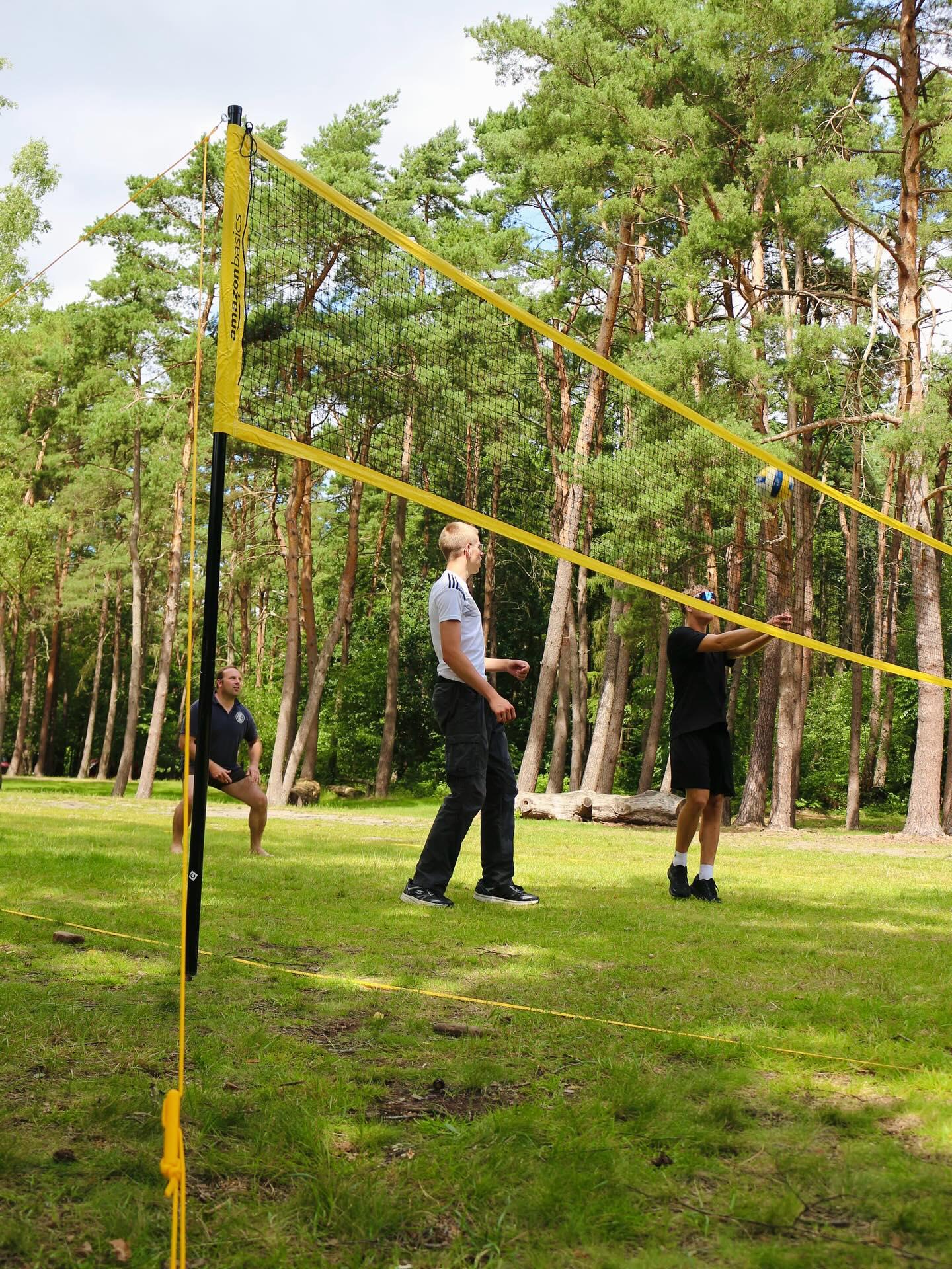 Tag 6&7 📆
Am Donnerstag ging es für alle Jugendlichen und Betreuer in das Schwimmbad Verwell @verwell.erlebnisbad bei zum Glück anhaltendem Sonnenschein ☀️ 🌊.
Freitag ging es dann weiter mit dem Sport- und Spieleprogramm. Die Kinder sind in ihren Gruppen beim Volleyball und Hockey gegeneinander angetreten und konnten sich dabei noch ein paar Punkte für die Gesamtwertung sichern.🏐🏒
@jf_awb
@jf.kiho.stelle
@feuerwehr_neuwarmbuechen
@feuerwehr.liekwegen
@freiwillige.feuerwehr.elze
#sommerzeltlager #zeltlager #jugendfeuerwehr #feuerwehr #sport #spiele #programm #schwimmen #erlebnisbad #schwimmbad #volleyball #hockey