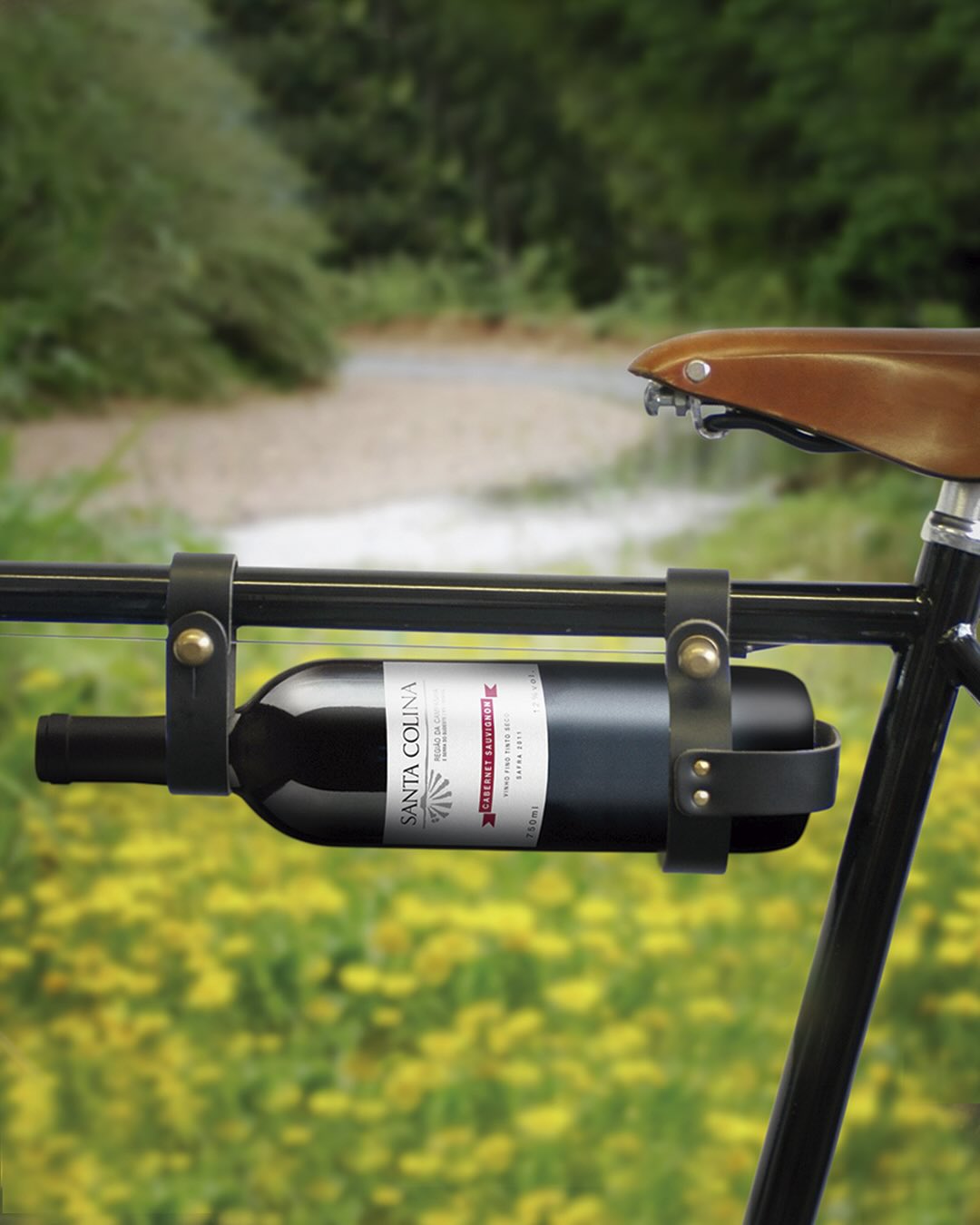 Ao nos aproximarmos dos 10 anos do Estúdio Napoleon em 2026, decidimos celebrar relembrando projetos que traduzem bem nosso propósito como estúdio: criar marcas com alma e consistência. Este #tbt destaca os rótulos da vinícola Santa Colina — criados com base em sua história, vínculos afetivos e presença regional.
Cada rótulo revela uma letra da palavra “SANTA”, criando uma narrativa visual colecionável e memorável. O design une tradição e sofisticação, valorizando os vínculos da marca com sua origem e construindo uma presença sensível, coerente e marcante no ponto de venda.
#labeldesign #packagingdesign #brandingdesign #brandidentity #packaginginspiration #winelabeldesign #designbrasileiro #visualidentity #studiodedesign #designinspiration