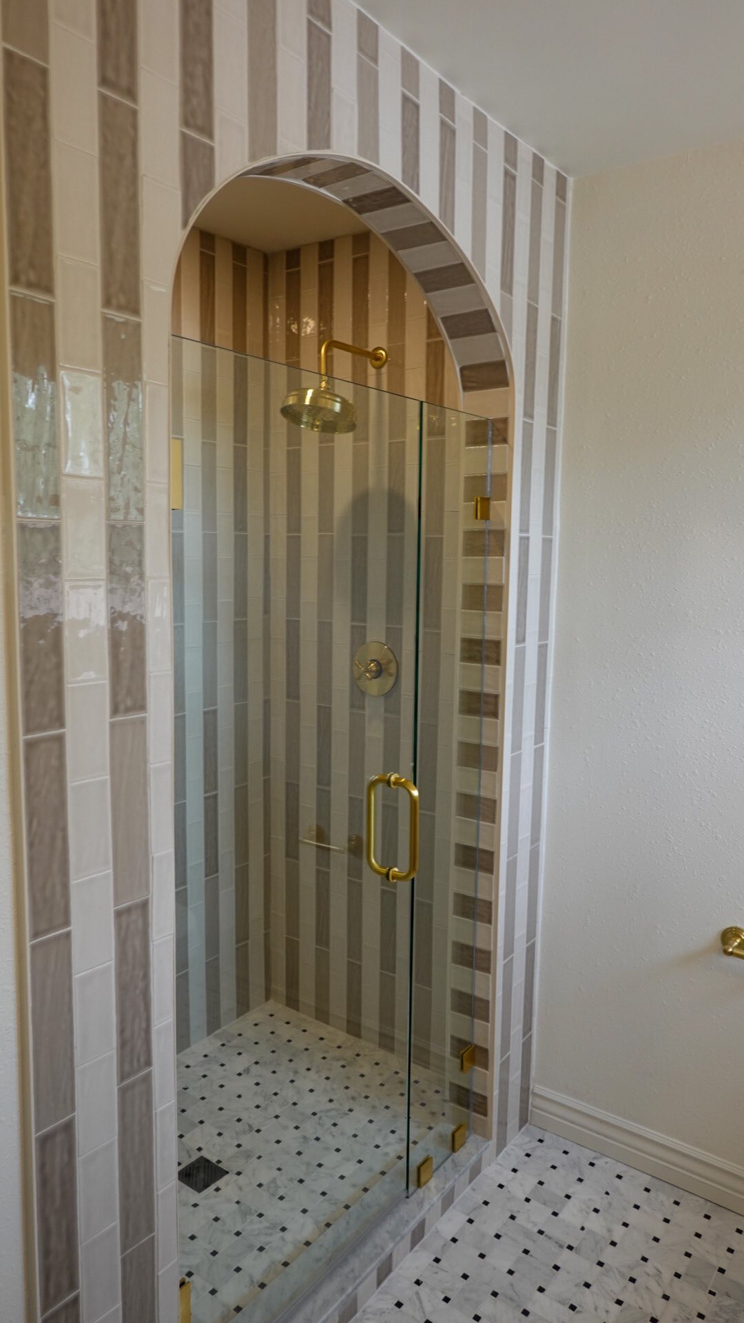 The reveal you’ve all been waiting for! 👀😍
this arched bathroom with striped tile has officially entered the chat — and yes, it’s still the same house.
so tell me — are you team bold stripes or team keep it classic? 👇
Design by Bound by Design
#bathroomgoals #interiordesigninspo #beforeandafter #archeddesign #tiletrend #designreveal #hometransformation #boundbydesign #designerbathroom #dreambathroom #transitionalstyle #bathroomremodel #colonialbathroom #colonialdesign #stripedtile #boundbydesignstudio