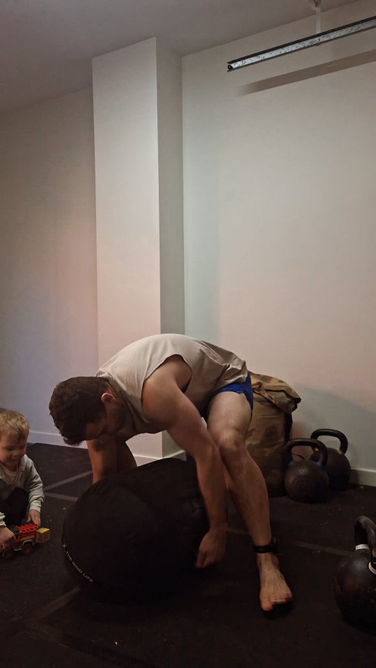 Strength Training Log – 21 July 2025
Continuing with the Hepburn method for presses.
First session moving up to the double 40s — steady progress toward the double 48kg press goal.
Pressing effort paired with sandbag squats and club work. The club is slowly opening up my lats and thoracic. Even got the kids deadlifting a little bit.
A1. Double Military Press – 2 x 40kg KBs: 4 x 1
A2. Bear Hug Squat – 105kg Sandbag: 3 x 3, 5 x 4
B. Club Shield Casts – 30kg: 3 x 10/10
Session Volume: 4265kg
#KettlebellPress #SandbagSquats #HepburnMethod #FunctionalStrength #StrengthTraining #cnstrength rength #strongmantraining