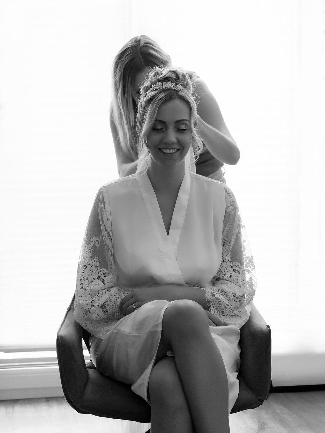 Ein ganz besonderer Morgen – voller Vorfreude, Aufregung und leiser Momente. ✨
Meine kleine Cousine, wunderschön und voller Glück. Ich durfte ein paar dieser bedeutungsvollen Augenblicke für sie festhalten – Es war emotional. Tief. Und voller Liebe. 🤍
So viele Erinnerungen an früher und gleichzeitig das Staunen über die Frau, die sie heute ist. Ich bin so stolz auf Dich!
Danke, dass ich Teil von Dir sein darf.
Braut @mrs.gautsch
Hair @tina.lubich.makeupartist