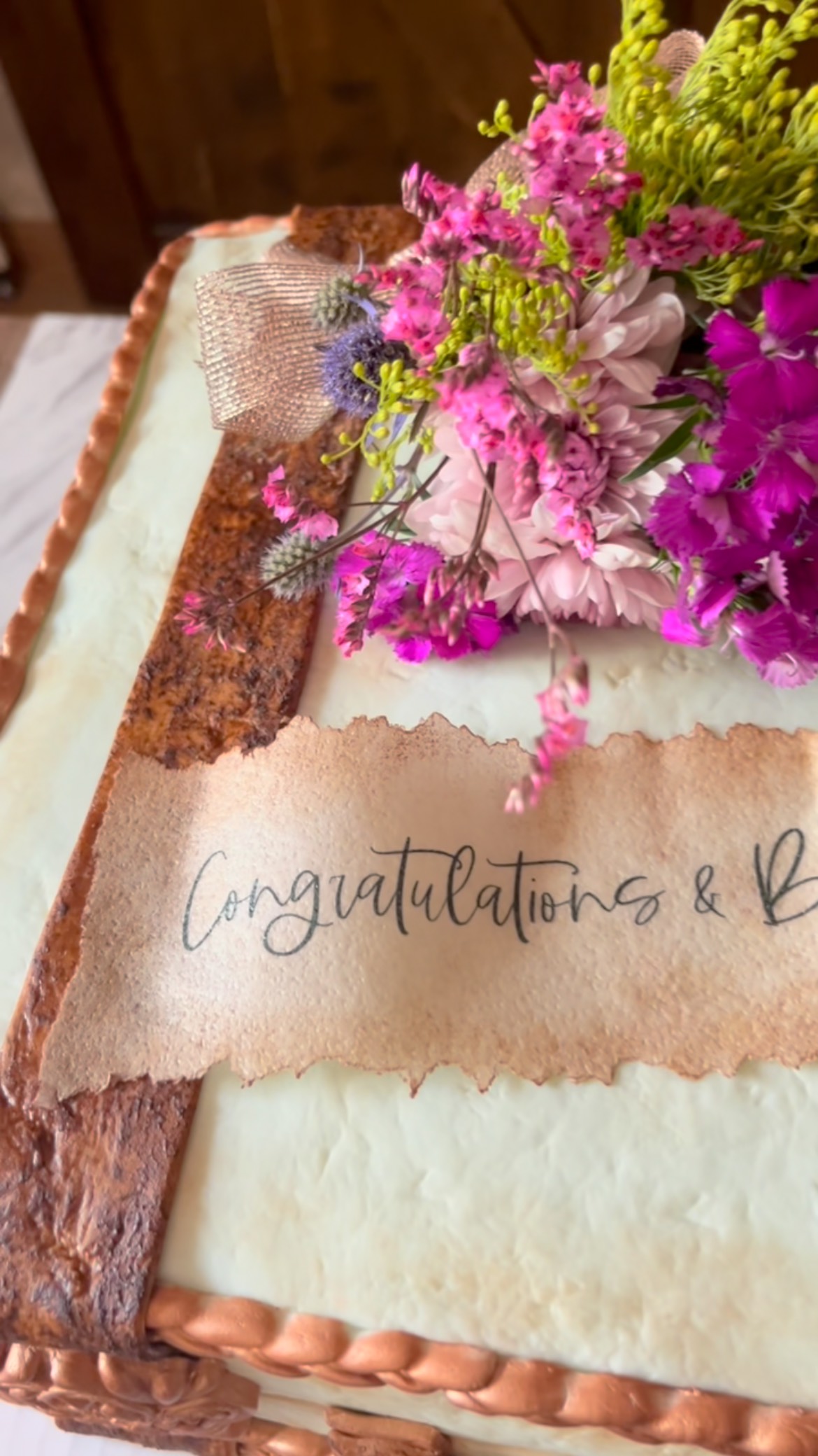 Engagement/Going-Away party cake💍🛫🎂
#snarkysweetcakechick #customcakesarvada
#vintagesuitcasecake