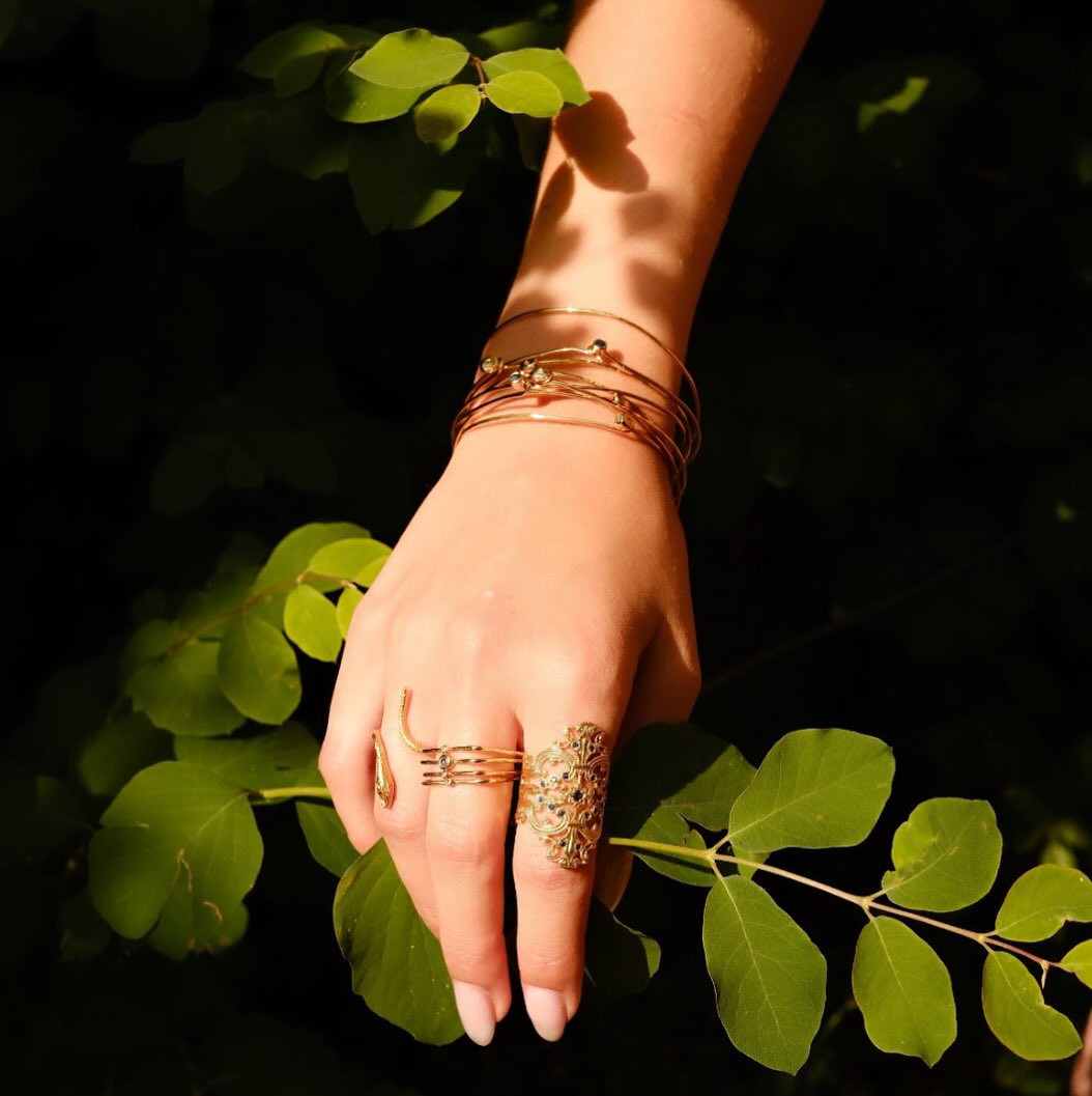 ✨À fleur d’âme
Ces bijoux font simplement partie de nous.
Comme une empreinte, une émotion silencieuse, un lien entre la peau et l’âme.
Créés pour celles qui n’ont rien à prouver, juste à ressentir.
✨ At the surface of the soul
These jewels are simply part of us.
Like a mark, a silent emotion, a connection between skin and soul.
Created for those who have nothing to prove, only to feel.
•
•
@lomartinwilder
@victoria.rbtt
•
•
•
#bijoux #bijouxfemme #stylebohème #boho #bohoaddict #turquoise #hippiechic #faitmains #goldjewelry #earcandy #fashiondetails #modefemme #accessoires #bohochic #slowfashion #schadejewellery #handmadejewelry #paris #montmartreparis