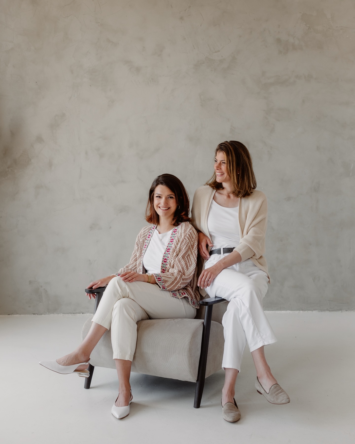 These two amazing ladies – both incredible psychologists – have created a deeply needed project that speaks to and supports so many women. It fills a huge gap, and it’s just so powerful. I’m truly happy I got to be a small part of their journey through this photoshoot – and who knows, maybe it’s not the last time! :) Go follow them, it's so worth it! 🤍 @insightlab_psychology
.
.
.
#portraitcollective #portraitshoot #psychologists #portraitsession #fujiportraits #brandphotography #portrait_vision #portrait_perfection #womenportrait #womeninspiringwomen #womensupportwomen #lifestylephotographers #portraitphotographers