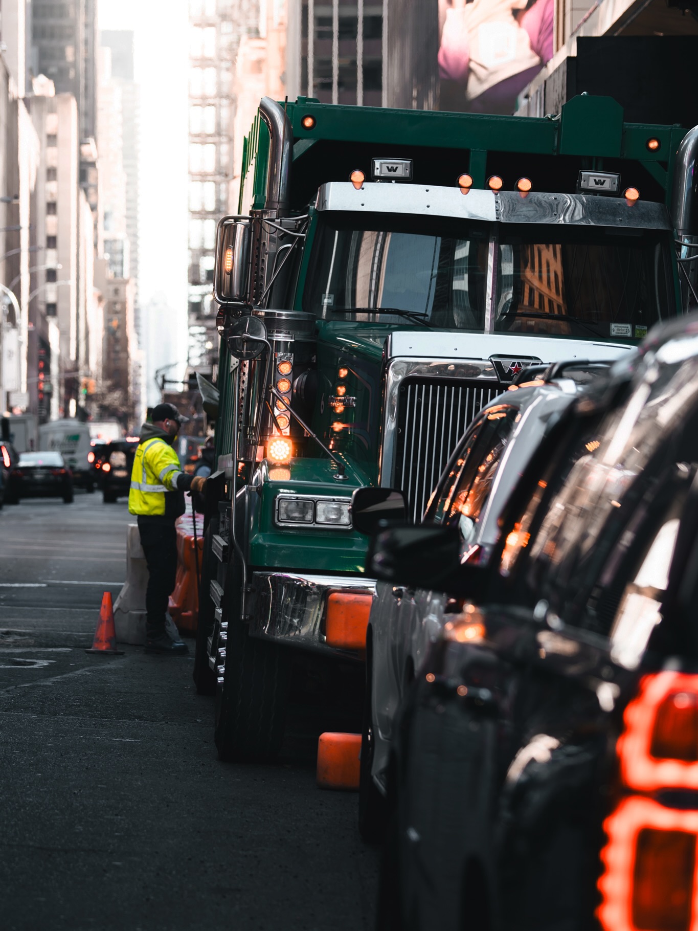 Wenn es eine Stadt gibt, in der Street Photography nie langweilig wird, dann ist es New York. Du kannst dieselbe Straße hundertmal ablaufen und bekommst trotzdem jedes Mal ein anderes Bild. Mal blitzt ein Taxi durch die Dunkelheit, mal steht ein NYPD-Officer im Gegenlicht, während dahinter die Stadt pulsiert wie ein lebendiges Organ.
Was New York so besonders macht, ist dieser Kontrast aus Chaos und Struktur. Die Architektur, die gelben Cabs, die dampfenden Gullideckel. Sie wirken fast wie Requisiten. Und dann sind da die Menschen: Businessleute mit Coffee-to-go, Verkäufer an Hotdog-Ständen, Polizisten mitten im Gewusel. Alles wirkt gleichzeitig inszeniert und völlig echt.
Das Licht ist ein Kapitel für sich. Morgens fällt es hart und kühl zwischen die Hochhäuser, mittags wird’s grell und chaotisch, und abends zaubert die Stadt diese filmreifen Schatten, die in keiner anderen Metropole so aussehen. Wer mit offener Blende unterwegs ist, bekommt Bokeh für die Götter.
Und dann ist da dieser Rhythmus. Du hörst ihn. In den Hupen, den Sirenen, dem Rufen auf der Straße. Als Fotograf tauchst du ein in diese Bewegung, wirst Teil davon, klickst im richtigen Moment und manchmal auch im falschen, aber selbst das kann hier verdammt gut aussehen.
#streetphotography #newyorkcity #nycstreets #urbanphotography #nypd #citylife #nightphotography #yellowcab #documentaryphotography #lensculture #moodygrams #fotografie #newyorkmoments #fokusfernweh #streetleaks #igersnyc #visualstorytelling #urbanlens #cityphotography #reportagefotografie #visuallure #streetmood #streetportrait #everydaynyc