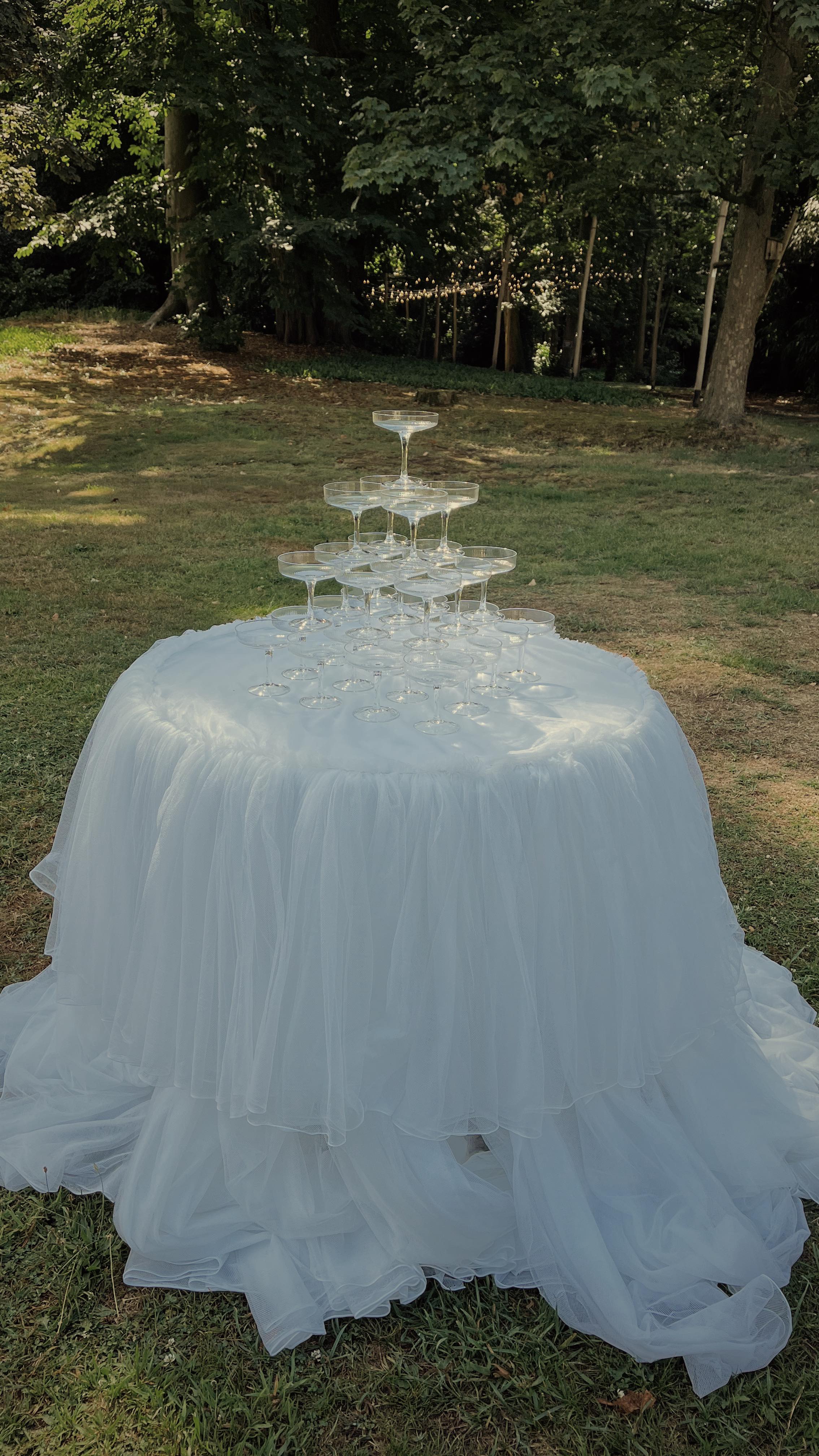 Kleine impressie van de heerlijke dag van E&R gisteren.
Een samenspel van minimal en abundant. Van zon en regen. Wit en groen. R&B. Maar vooral hun liefde voor mekaar.
Die liefde mannekes, ze kruipt onder mijn vel. Elke keer opnieuw 💚.
Topteampje ook alweer
Planning & styling @seasonsoflove.weddings
Locatie @pironne.be
Fotograaf @mariehouttequiet
Livemuziek @debruyndieter
DJ @d.tect
Bloemen @atelier_fiorentina
Rentals @seasonsoflove.rentals @wonderrentals.be @goldfishpartyrental @atelier_florette