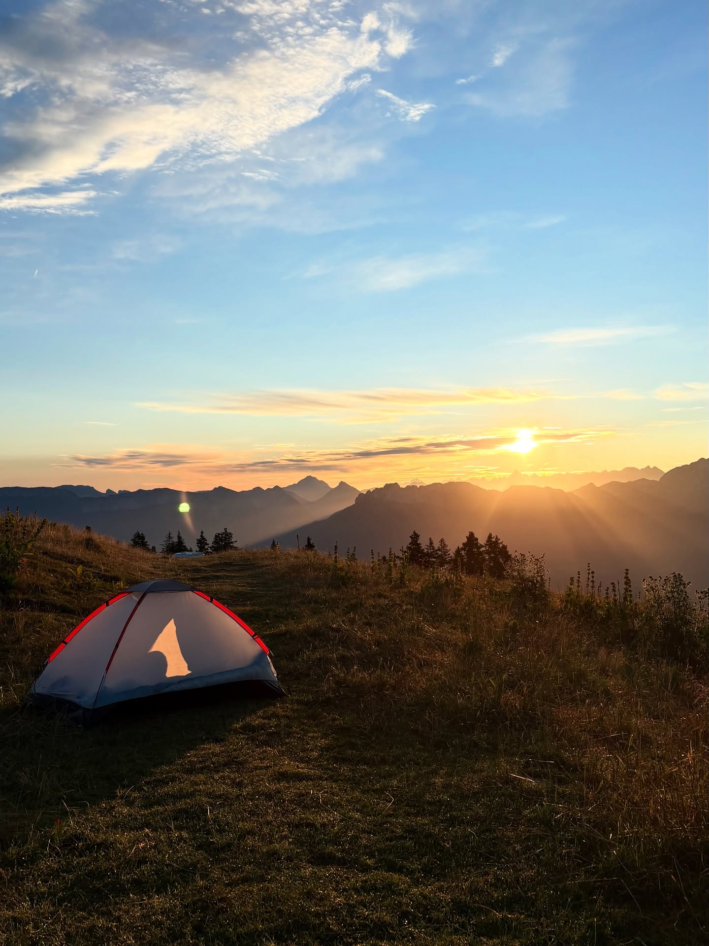 Première nuit en bivouac 🏕️ validée et face au Mont Blanc 🏔️
De l’air pur, une vue incroyable, du calme… ✨🌙
Tu as déjà dormi en pleine nature ?
#bivouac #montblanc #naturelover #momentdetente #annecy