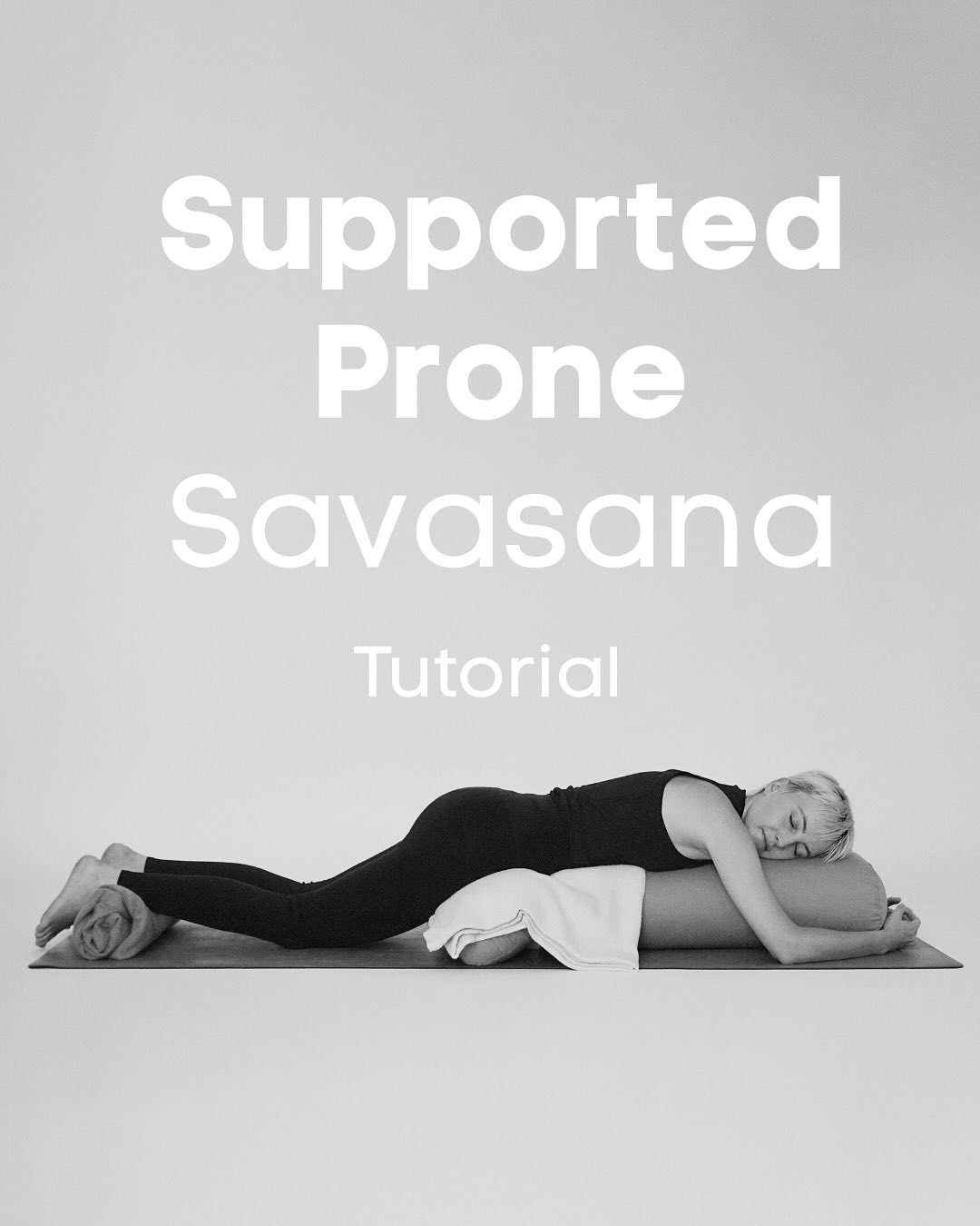 Nicht jede*r kann oder will im klassischen Savasana liegen. Und das ist okay.
Manche Menschen können aus unterschiedlichen Gründen (z. B. physische Beschwerden, posttraumatische Belastungsstörung oder Angststörung) nicht in Rückenlage entspannen.
Als Yogalehrende reicht es nicht, nur zu wissen, dass bestimmte Haltungen nicht für alle passen.
Was wirklich zählt, ist: Alternativen anbieten zu können, die nicht nur „keinen Schaden“ verursachen, sondern echte Unterstützung bieten.
🌿 Supported Prone Savasana ist eine Variante, die ich gerne in meinen offenen Stunden nutze.
Anleitung:
⭐️Beginne im Vierfüßlerstand, die Knie knapp vor dem Polster.
⭐️Lege eine schmal gerollte Decke unter deine Fußgelenke.
⭐️Senke den Oberkörper langsam auf das Polster und richte das Brustbein am oberen Rand aus.
⭐️Lass das Becken weich nach hinten sinken, um den unteren Rücken zu entlasten.
⭐️Drehe die Oberschenkel leicht nach innen, sodass die großen Zehen sich annähern.
⭐️Lege die Arme seitlich ab, mit etwas Abstand zum Körper und den Handflächen nach oben.
⭐️Drehe den Kopf zur Seite deiner Wahl und lege die Wange sanft ab – ohne Druck auf das untere Ohr.
⭐️Verweile 5–10 Minuten in der Haltung und wechsle anschließend die Kopfseite
🎓 In meiner Restorative Yoga Ausbildung wirst du lernen, Haltungen nicht nach Schema F zu unterrichten, sondern Menschen in ihren individuellen körperlichen und psychischen Bedürfnissen zu begleiten.
Denn jede Praxis beginnt mit der Person, nicht mit der Form.
Wir unterrichten Menschen und keine Haltungen.
🗓️ 14.–16. November 2025
🌀20h Restorative Yoga Weiterbildung
📍 Berlin
Infos und Anmeldung über den Link in der Bio.
#yogaausbildung#restorativeyoga#restorativeyogateacher