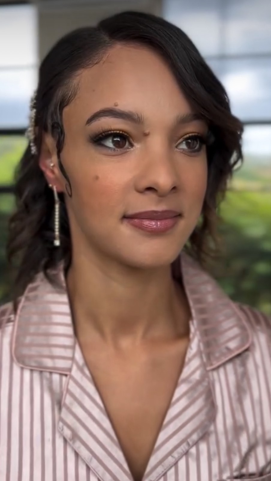 Super Grateful for the endless creativity, support, and inspiration that comes from working alongside other makeup artists 💄✨ Collaborating with such talented individuals not only elevates our artistry but also fosters a sense of community and growth. Here’s to celebrating each other’s unique talents and lifting each other up every step of the way! @la_makeup_artistry #capetownsouthafrica #weddingindustry #wakeupandmakeup MakeupArtistCommunity #CollaborationOverCompetition #TeamworkMakesTheDreamWork