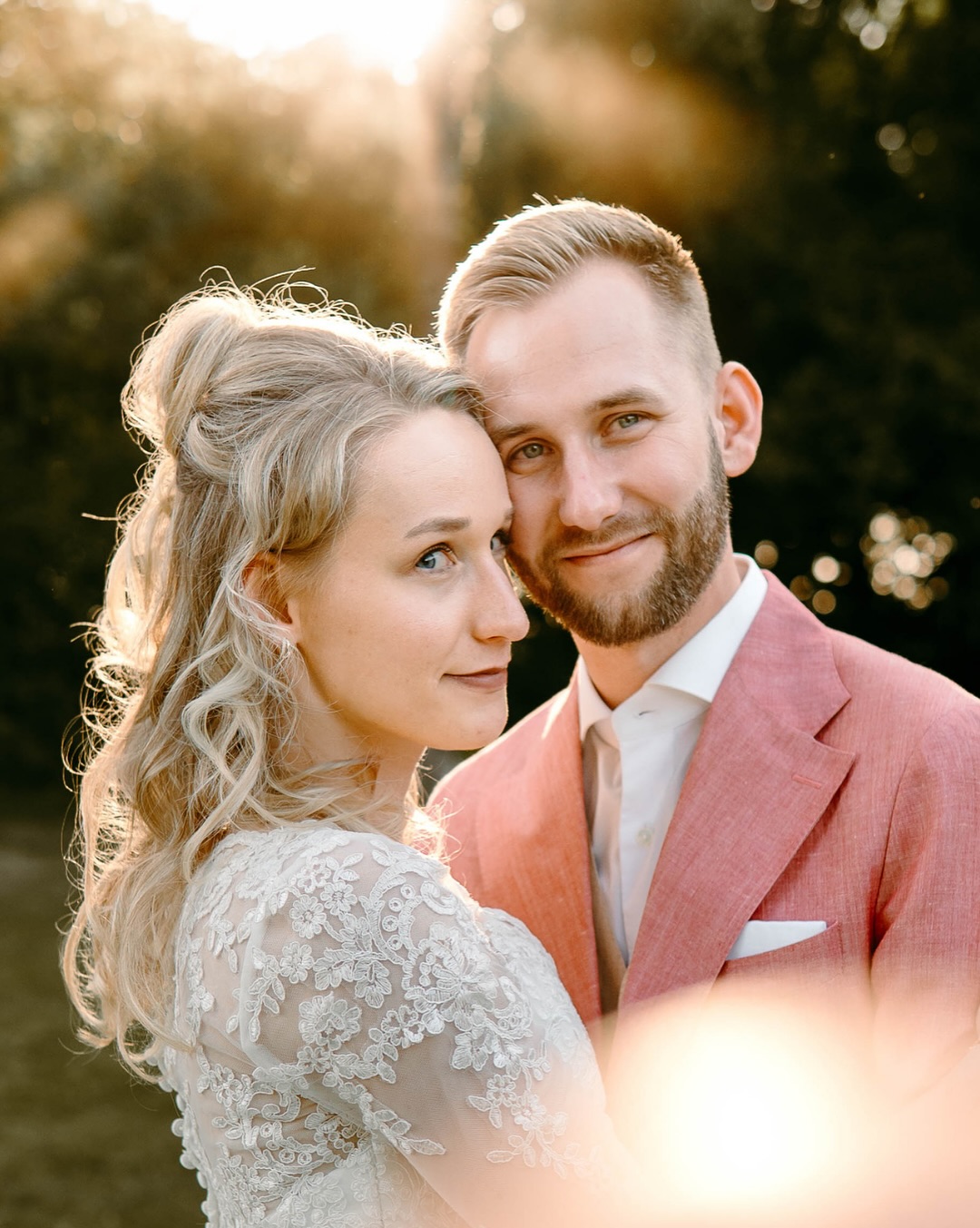 Jullie dag, jullie verhaal 🌸
Wat is het bijzonder om op zo’n waardevolle dag zo dichtbij te mogen zijn. Als fotograaf voel ik me altijd vereerd dat ik mee mag kijken, stilletjes mag meebewegen, en jullie liefde mag vastleggen zoals die écht is.
Daarom vind ik het belangrijk dat jullie je op je gemak voelen bij mij. Geen gênant geposeer of ongemakkelijke momenten, maar gewoon jullie, zoals jullie zijn. Met fijne aanwijzingen en kleine opdrachtjes help ik jullie om af en toe even stil te staan en echt contact te maken met elkaar.
Met aandacht en liefde vang ik wat me opvalt: blikken, aanrakingen, details die je zelf misschien niet eens ziet. En achteraf maak ik daar beelden van die je raken, ook jaren later nog.
Nog op zoek naar een fotograaf die jullie dag rustig en vol liefde vastlegt? Stuur me gerust een berichtje 💌
#bruidsfotografie #trouwfotograafVeenendaal #trouwfotograafRenswoude #bruidsfotograaf #liefdeindelens #trouwdag #intiemetrouwdag #authentiekliefdesverhaal #bruiloftzoalsjulliezijn #trouwreportage #liefdevolleherinneringen #kleinemomentengroot #trouwfotograafutrecht #bruiloftfotograaf #fotosvanfloor