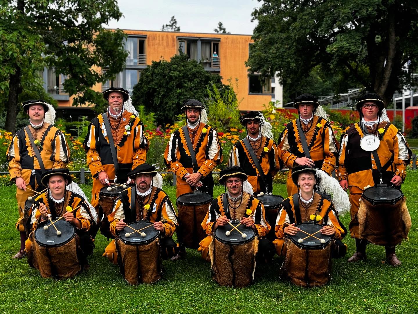 Die Jungs haben es am Rutenfest wirklich am leichtesten. Zumindest fängt jeder Marsch gleich an. -> Bum 🥁
Unterschätzen darf man das Bass-Business allerdings nicht. Denn je einfacher das Instrument, desto gefährlicher die Antrommelpausen 😵💫😝 Spaß bei Seite - eigentlich sind die Jungs ganz cool und brauchen tun wir sie auch 😜 Der Countdown läuft! Noch zwei mal schlafen 💙🤍
.
.
.
#fztell #rutenfest #ravensburg #oberschwaben #koizeitruatafescht #wirbrauchenbass #💛🖤