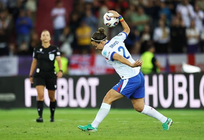 INGLATERRA AVANZA A SEMIFINALES DE LA EUROCOPA FEMENIL 🏴
Luego de derrotar en penaltis a la selección de Suecia, Inglaterra logró avanzar a las semifinales de la Eurocopa Femenil.
El marcador global fue de 2-2 y en penaltis fue de 2-3 a favor de Inglaterra.
#futbol #eurocup #eurocopa #sports #football #futbolfemenino
