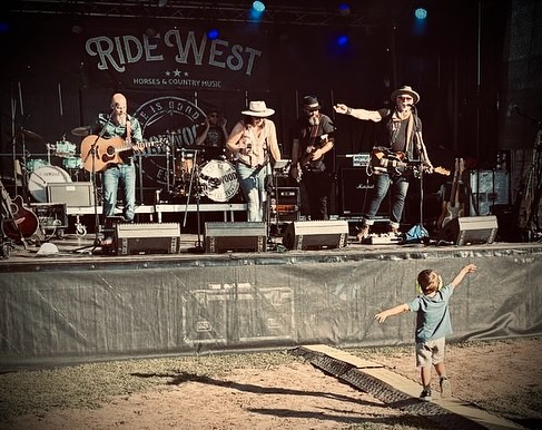 @ridewest_ch Recap
DAS Festival mit dem geilsten Backstage-Bereich
⛱️🫧☀️
#lifeisgoodwithrosewood #swissmusic #musicfromswitzerland #festival #backstagevibe