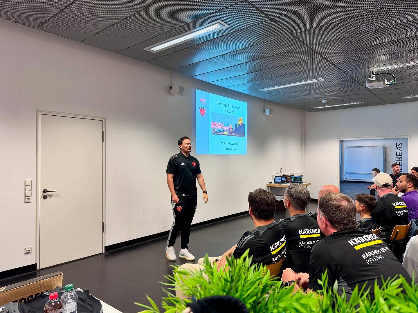 Erster Schulungsabend Saison 2025/26 ✅
Gestern Abend fand die erste Schulung der neuen Saison im Presseraum im Stadion an der Kreuzeiche statt.
Der erste Abend hatte es gleich in sich, denn das Thema des Referats von @christianglatzer von der @srg_aalen waren die Regeländerungen:
- Videovortrag von Lutz Wagner mit einer Übersicht
- Zeitspiel des Torwarts - anhand von Videoszenen wurde das gemeinsame Anzählen geübt und sensibilisiert, wann wir wie reagieren müssen
- Abschaffung der Zeitstrafe im Jugendbereich, stattdessen gelb-rot ohne Spielsperre
- Vereinfachung des Schiedsrichter-Balls - nur noch dort, wo der Ball bei Unterbruch war
- unerlaubtes Betreten des Spielfelds ohne Absicht (Trainer, Auswechselspieler, Offizielle)
- Doppelberührung beim Strafstoß
Danke an Christian für den kurzweiligen Vortrag! 👏🏻
Anschließend übernahm Obmann Ronny Haag das Wort und stellte wichtige Themen vor.
Derzeit sind 162 Schiedsrichter im Einsatz für die SRG Reutlingen, wovon stolze 90% ihr Soll die vergangen Saison erfüllt haben! Respekt 🙌🏼
In diesem Zuge wurden auch die Schiedsrichter geehrt, die die meisten Spiele geleitet und/oder die meisten Lehrabende besucht haben:
- Leonid Leist 102 Spiele 👏🏻
- Joachim Zenk 94 Spiele 👏🏻
- Finn Kittelmann 90 Spiele 👏🏻
Lehrabende:
Franz Köteles / Klaus Sulz / Anton Köteles / Maxi Hügel 👏🏻
Eine besondere Ehre wurde Daniel Leyhr zuteil. Beide Mannschaften vom WFV-Pokalfinale haben ihm ein Trikot zukommen lassen, welche feierlich von Ronny überreicht wurden. 🤗
Zum Abschluss noch die kommenden Termine:
• 27.07.25 Tag des Schiedsrichters / Infoveranstaltung NLK
• 01.09.25 Beginn Neulingskurs
Danke an alle Beteiligten und Anwesenden ☺️
#srgreutlingen #respektfürdenschiedsrichter #ehrenamt #schiedsrichter #wfv #dfbschiris