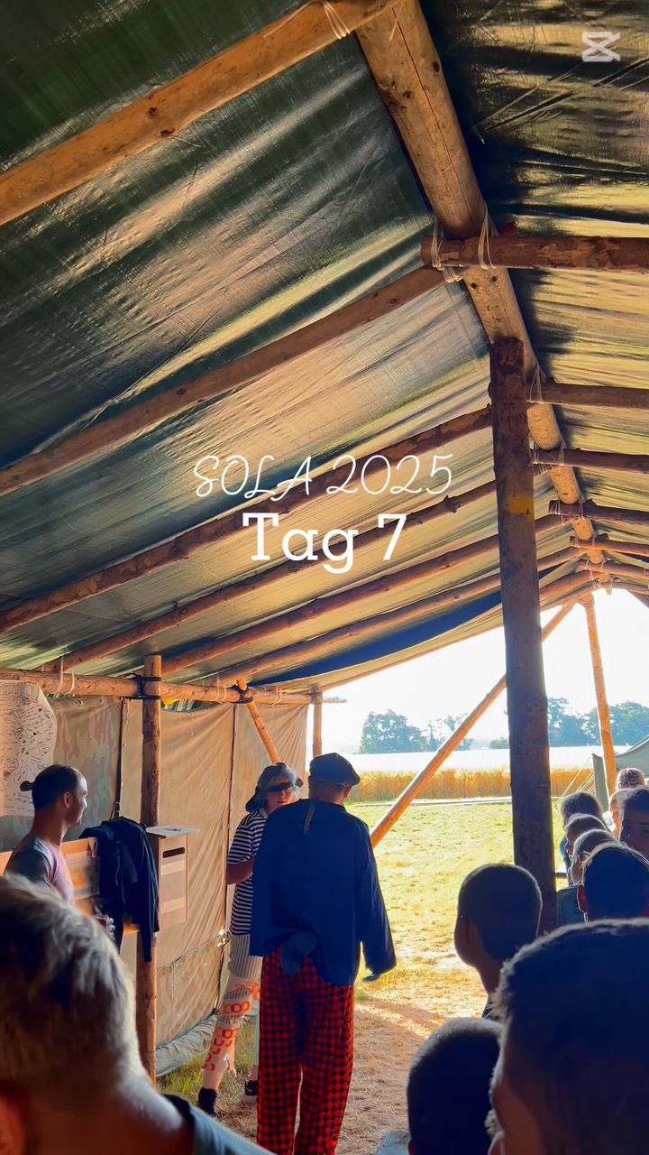 Freitag Tag 7🏴☠️🌟🧭🪩🥳
Heute Morgen ist Globi mit einer Piratin zu uns gekommen. Diese war allerdings schon sehr alt und verletzt, weshalb wir den Schatz für sie suchen sollten.
Wir haben den Morgen damit verbracht in einem Postenlauf den verschlüsselten Brief zu entschlüsseln.
Am Nachmittag haben wir uns dann auf die Suche begeben und einen Tagebucheintrag gefunden, den wir selbst weiterschreiben und vorspielen mussten. Auf einmal begann der Boden zu qualmen und eine Karte erschien. An diesem Ort fanden wir eine Kiste mit Dreck. Als wir den Dreck gewaschen hatten, hatte es in dem Dreck viele Schoggi-Taler.
Am Abend durften wir unser eigenes Programm durchführen, was uns sehr gefreut hatte.
Auch unser Monopoly-Wochenspiel haben wir erfolgreich beendet, sodass wir vor dem ausbrechenden Vulkan fliehen konnten. Zum Schluss haben wir den Abend am Lagerfeuer ausklingen lassen.
Schade, dass das Lager morgen schon vorbei ist.