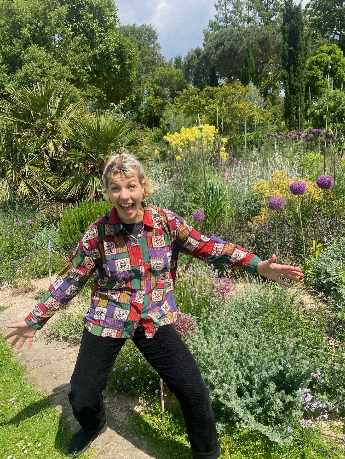 🤪This is the kind of energy I’ll be bringing to your ceremony – it doesn’t have to be the boring part! It’s the heart of the day, so let’s make it full of laughter, love, and a few happy tears (the good kind). We’re throwing out the rulebook and making magic instead ✨💃 #FunWeddingsOnly #NotYourAverageCelebrant #CeremonyWithSoul