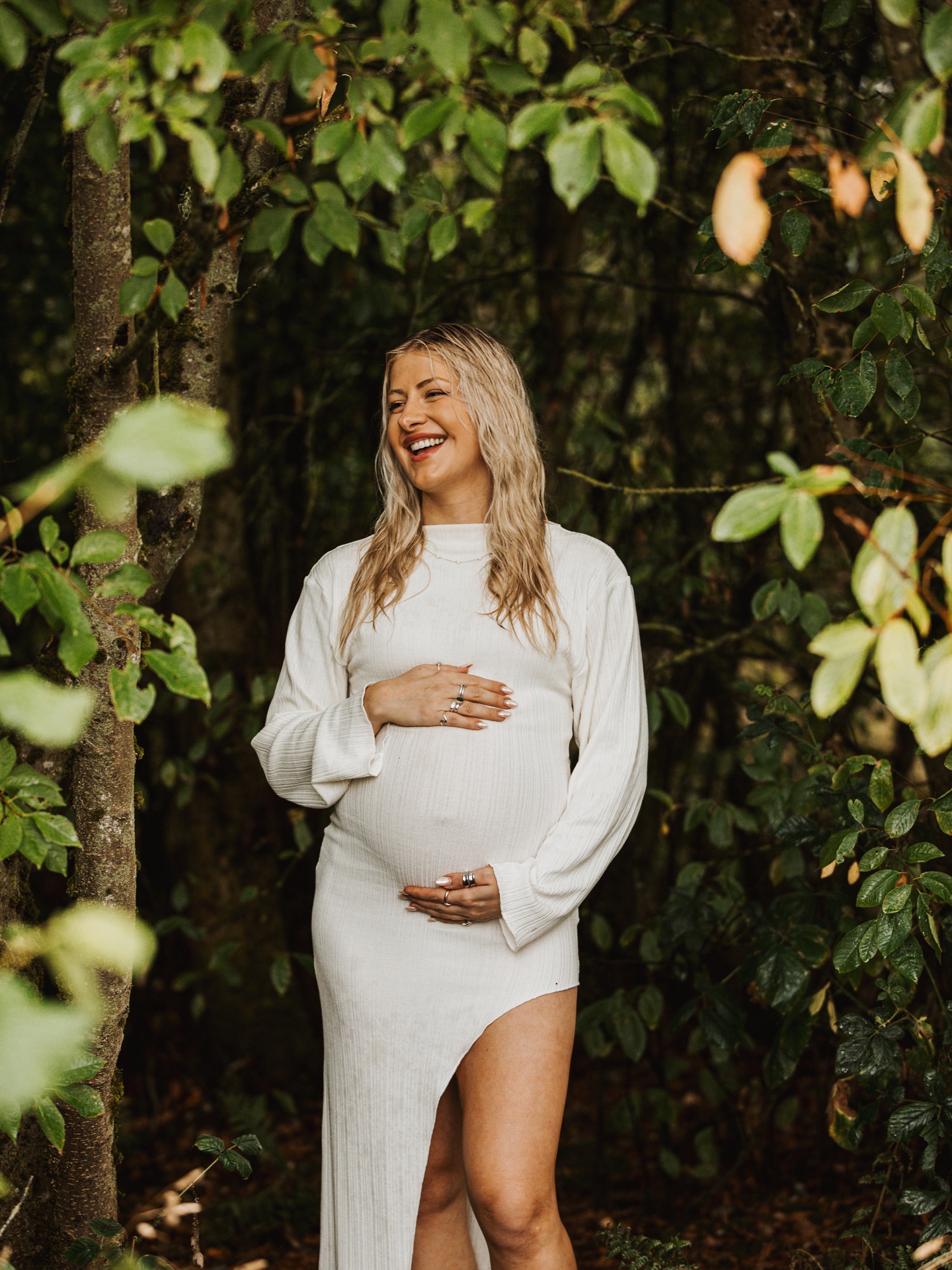 Ughh Lydia!! How stunning is this gorgeous mum-to-be looking?! 🫶🏻
Lydia only has a few weeks to go until she’ll welcome her first baby boy in her arms, and I had the pleasure, and privilege, of photographing the last few moments of her pregnancy. The rain came and got us, but Lydia was an absolute trooper - thanks for getting your hair wet for me!😆
Cannot wait to see her blossom as a mum 🥹🤍