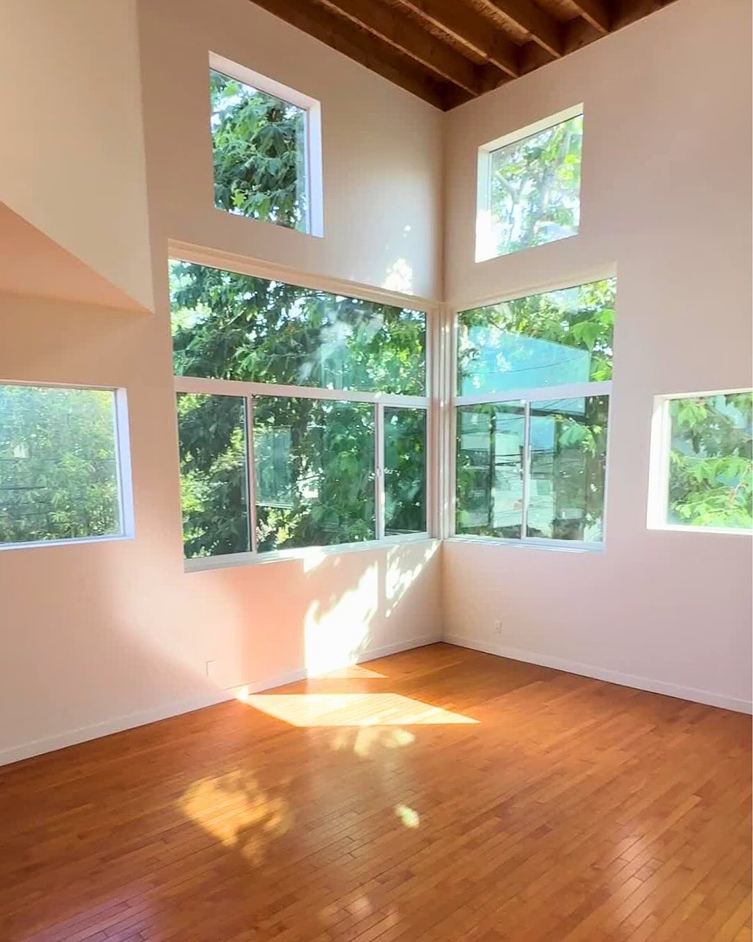 Designed by Frank Gehry and tucked just blocks from the beach and Main Street. This iconic Venice rental is a rare find. Industrial charm, rooftop views, and timeless architectural design. DM to schedule a tour.