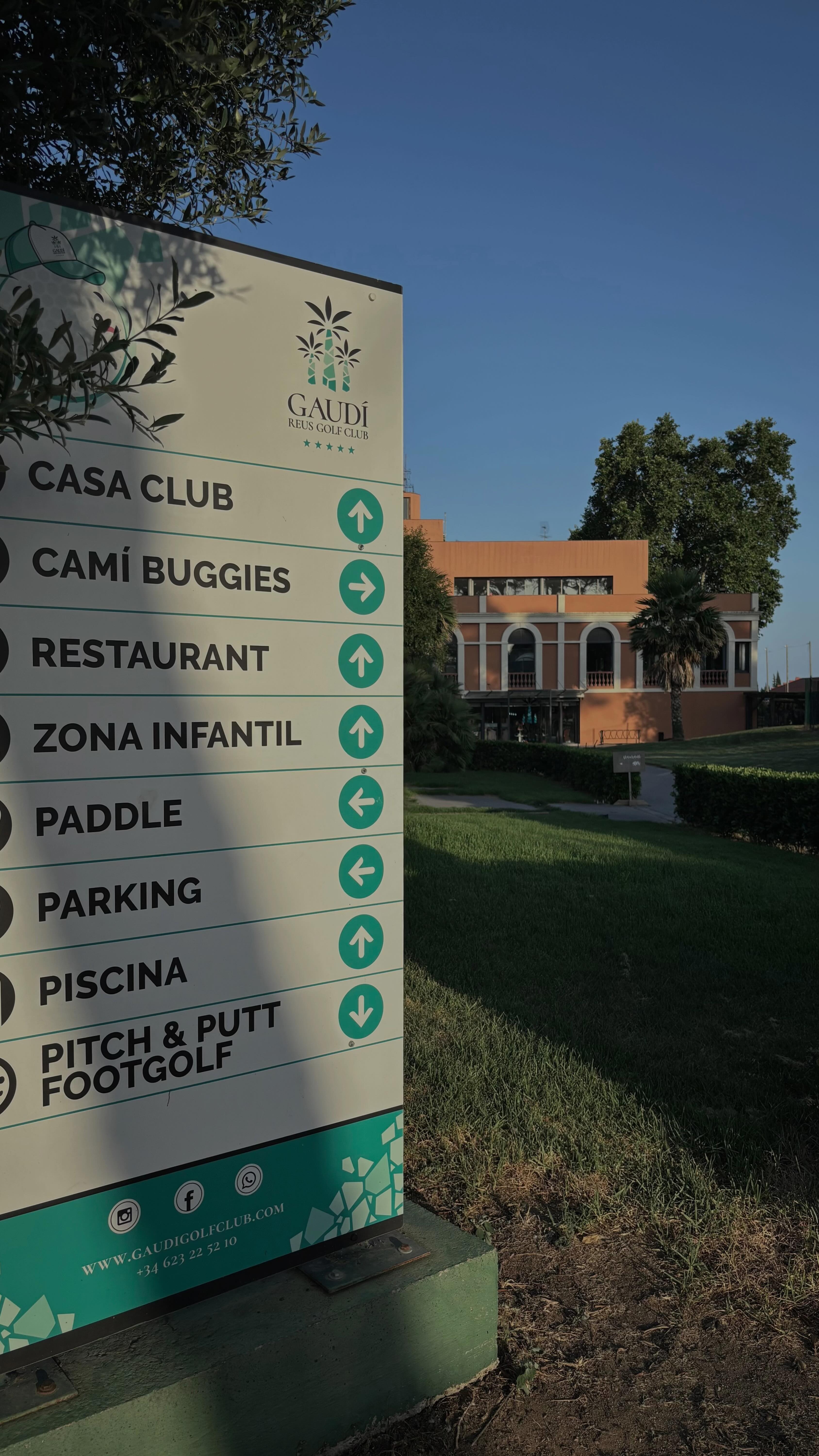 Eso es exactamente lo que vivimos aquí cada tarde de verano…
Amigos que se reencuentran, conversaciones que se alargan hasta que se pone el sol, y esa cerveza que sabe mejor cuando la compartes con las personas correctas.
Porque el verano no es solo una estación, es una actitud. Y nosotros la servimos bien fría, con vistas al green y ese ambiente que hace que quieras quedarte para siempre.
¿Ya tienes planes para esta tarde? Te esperamos donde siempre, con tu cervecita lista y la mejor compañía. 🌞⛳