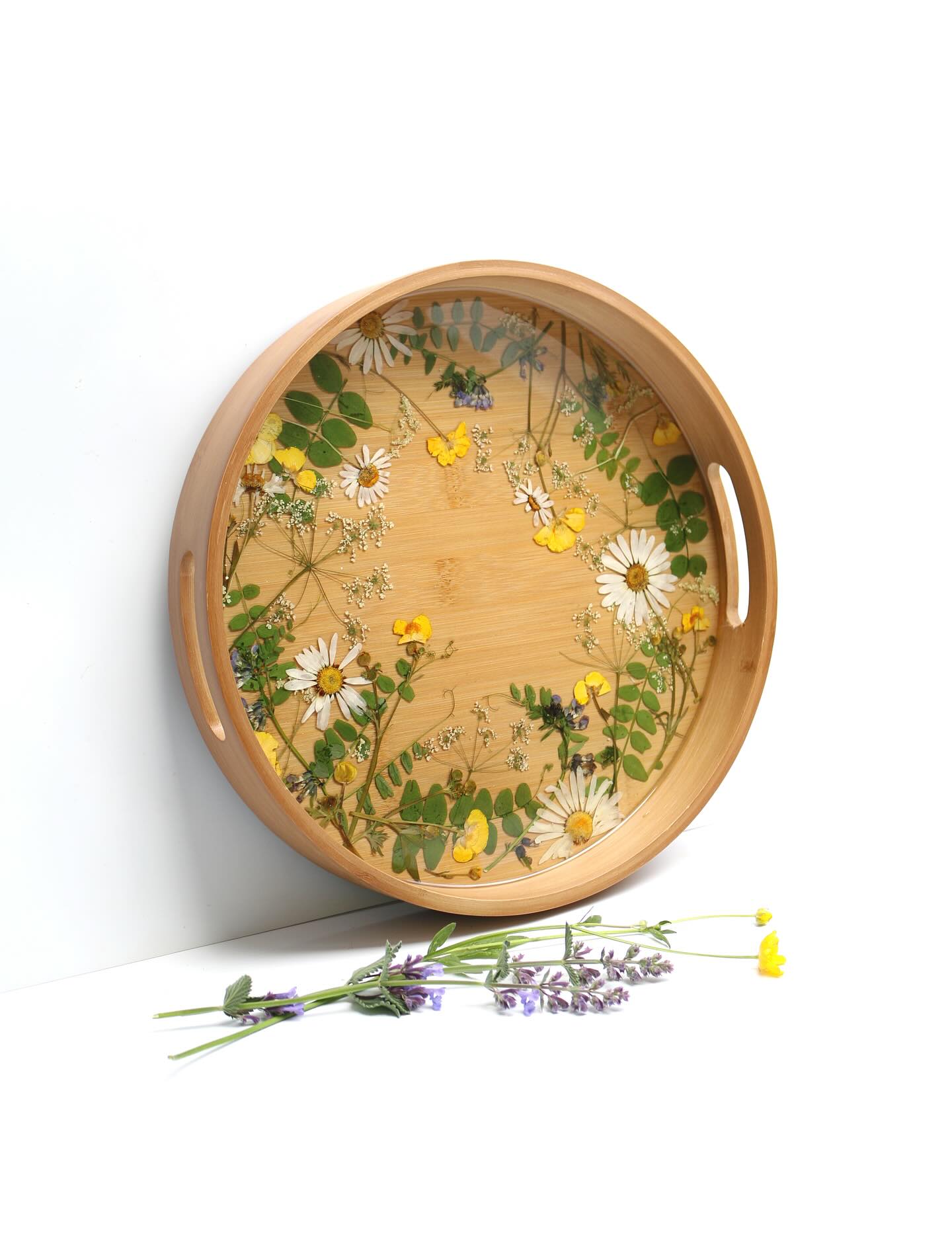 Two new tray designs!! Featuring beautiful, real pressed flowers including Buttercups, Astrantia and Geraniums. That’s your summer entertaining sorted! 🙂🥂
Available now from www.silverandbirch.com 🥳