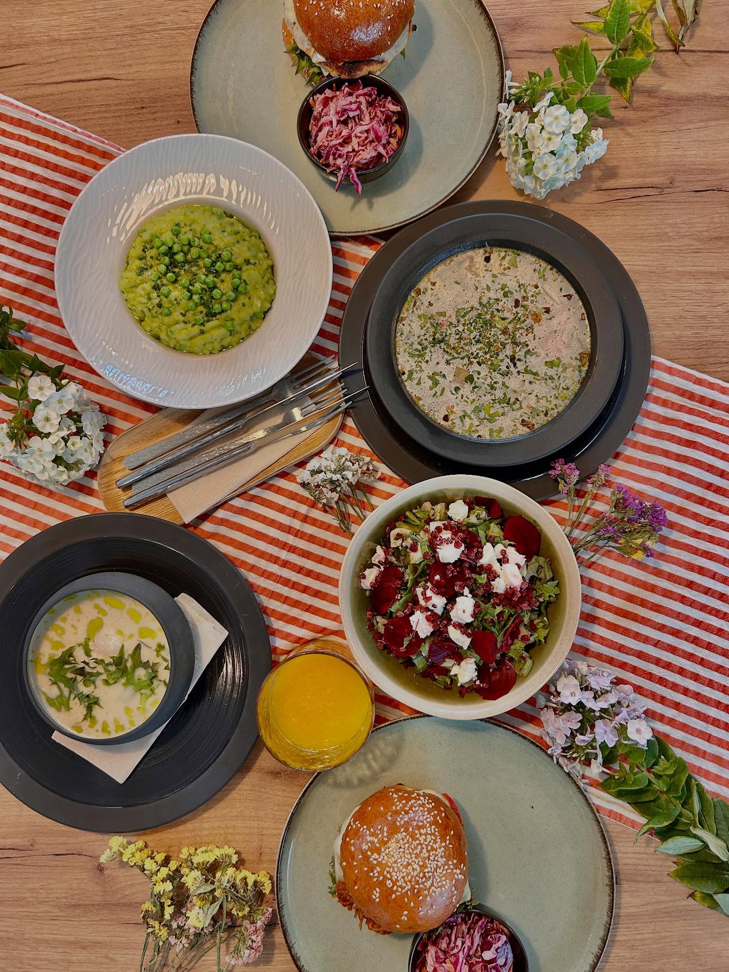 Heti menü (2025.07.21.-2025.07.27.)
Hétfő - szerda 11.30 - 15.00
Csütörtök-szombat 11.30-21.00
Vasárnap 11.30-17.00 
Citromos sertésraguleves
Hideg salátaleves, lágytojás
Zöldborsó rizottó, kecskesajt morzsa
Céklás-fetás quinoa saláta, csirkemellel
Pulled pork burger, coleslaw
Aszaltparadicsomos csicseri burger, coleslaw