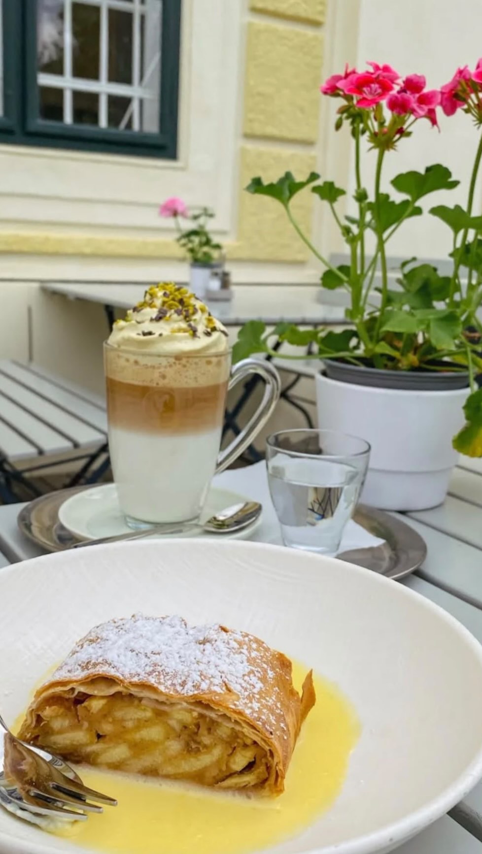 Schon gehört? 👀 Es gibt sensationelle Neuigkeiten! 🤗
Wiener Schmäh, feine Schmankerln & Andi mittendrin! Wir freuen uns auf euch. ♥️
#SchlossSchönbrunn #Vienna #VisitVienna #VisitSchlossSchönbrunn
#Joseph2 #WienGenießen #Restaurant #RestaurantWien #Wien #Vienna #FoodGuideVienna #Foodguide #WienerKüche #visitVienna #SHIGroup #Wein #WienerWein #ZahelWein #LokaleWien