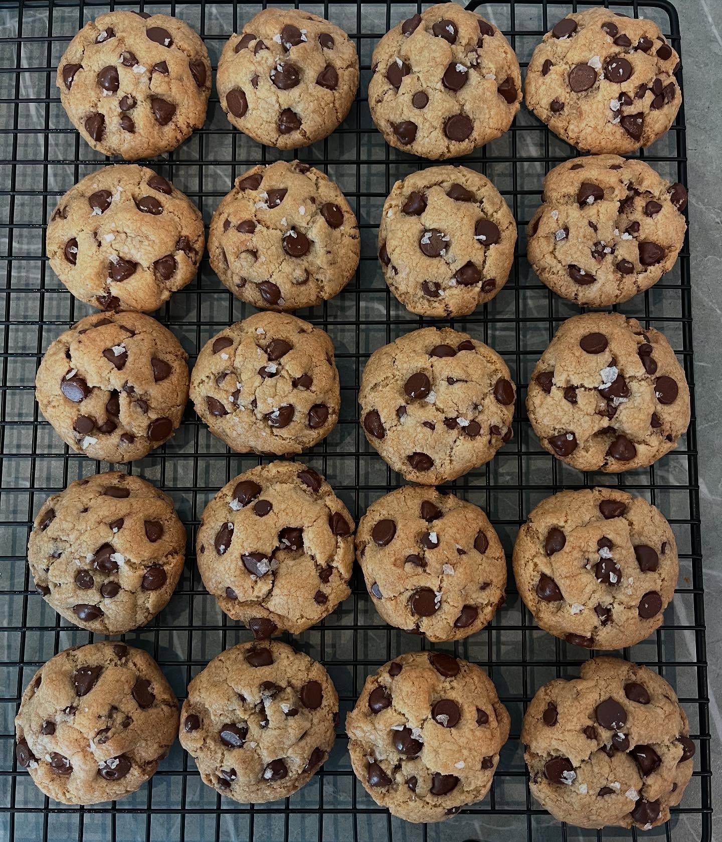 Brown butter sea salt cookies!! #glutenfree #cookies #bakery #chocolatechip #chewycookies