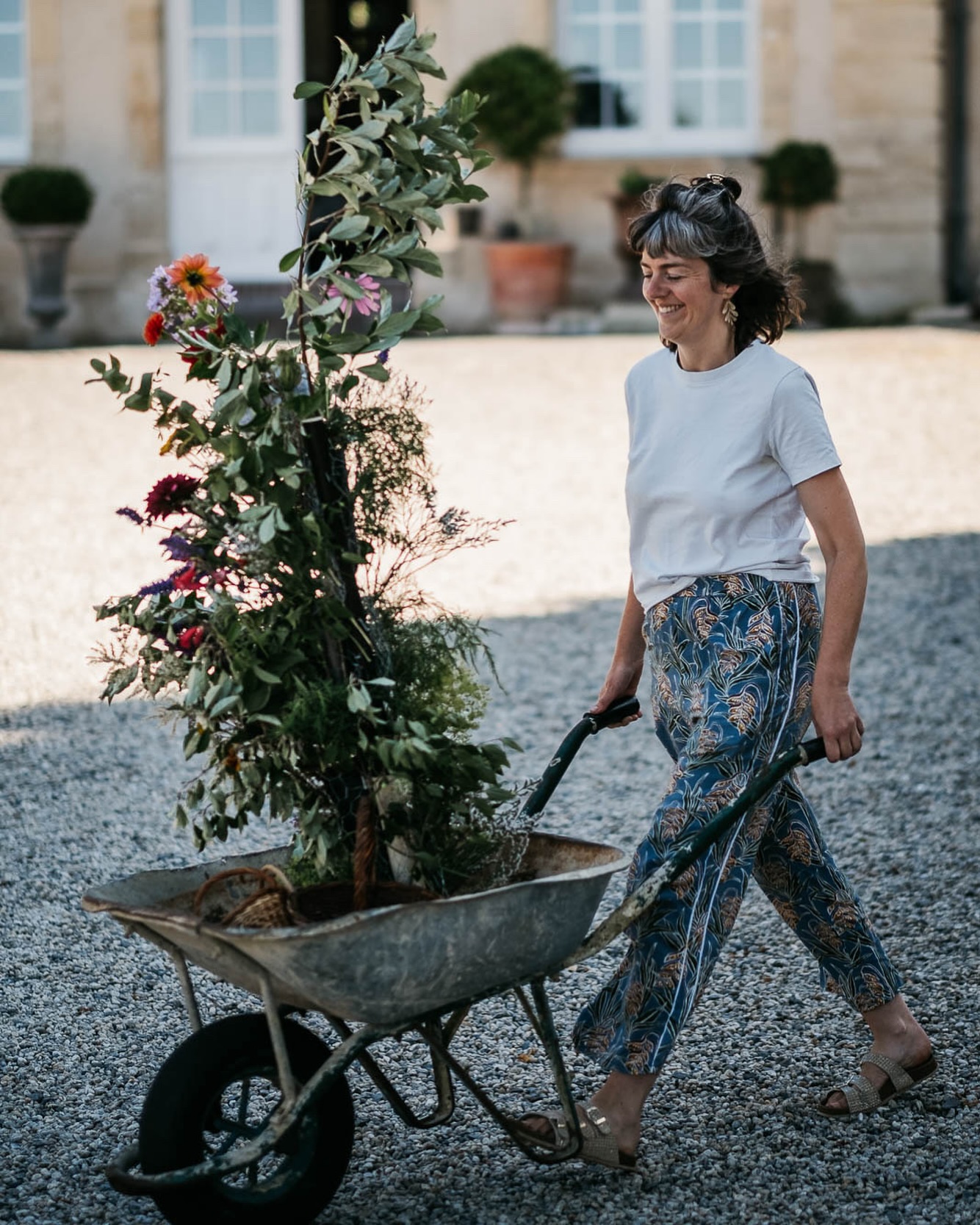 La saison des mariages, c’est une affaire intense.
De nombreux kilomètres parcourus, pour la cueillette, les installations, le cerveau qui tourne sans arrêt, une bonne charge administrative, et cette envie de bien faire, d’offrir le meilleur, qui fait parfois vriller un peu les émotions.
Mais c’est aussi, et surtout :
Du temps précieux au calme passé dehors à arpenter nos jardins, dans les fleurs, à travailler dans la bonne humeur à l’atelier avec mes amies/collaboratrices, auprès de ma famille à la ferme.
C’est la familiarité ou la découverte de lieux incroyables, chargés d’histoire gérés par des personnes passionnées, une plongée dans des ambiances intimes et joyeuses que sont les mariages.
Ce soir je me sens fatiguée mais chanceuse!
📅 Mon agenda est ouvert pour 2026, pour vos petits et grands projets 🌼
Merci @pierregobled pour ce portrait au @manoirdechivre. #fleurslocales, #slowflowers, #collectifdelafleurfrancaise, #fleursdesaison, #fleursfrancaises,
#calvadosnormandie #mariage2025, #mariagenormandie
#wedding, #weddingday, #weddingflowers, #weddingflorist
#bridetobe, #futuremariee, #mariageboheme, #mariagechampetre, #mariagenaturel #ecofleuriste
#fermeflorale