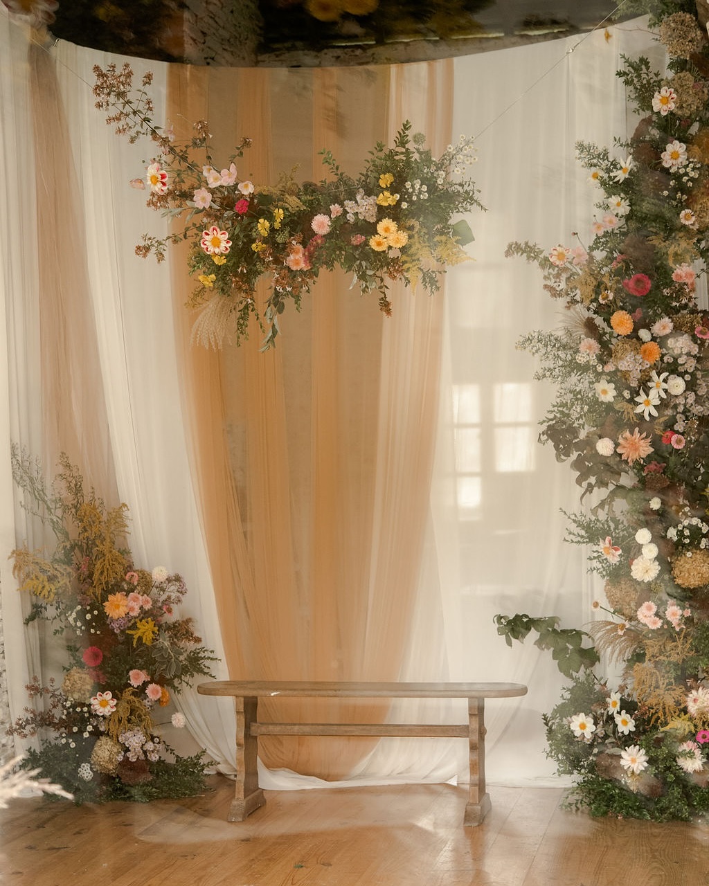 📅 12/13/14/15 Octobre
Il reste des places pour le workshop de fin saison, limité à 5 personnes pour clôturer la saison en douceur.
Au programme: découverte de la ferme, composition de table, bouquet main déstructuré, cueillette, création libre en vase ou main, bouquet XL, grand décor aux facette multiples, décorticage technique de vos projets …
Il est à prix doux également et inclu votre hébergement 3x nuits et tout les repas.
Il fera peut-être plus frais (ou très chaud on ne sais pas finalement 😅) mais les lumières seront belles et le poêle à bois dans la maison nous réchauffera
J’adore cette saison, les feuillages sont abondants (et tiennent tellement bien) et où l’on peu s’amuser de ces couleurs automnales qui ne doivent pas être si automnales que ça!
See you soon
📷 @solveigandronan
#workshopfloral #reconversionfleuriste #ecofleuriste