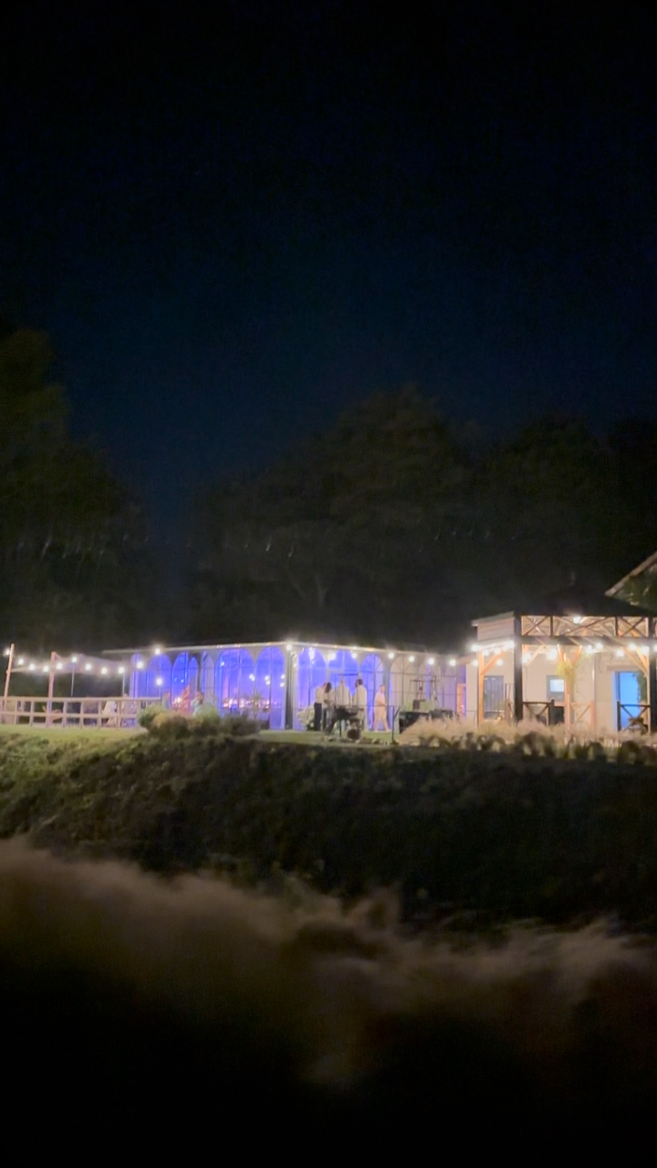 Pauline & Florent
———
Un week-end à l’image de notre rencontre lors des portes ouvertes du domaine l’année dernière : sincérité, chaleur humaine et douce simplicité.
Une cérémonie laïque toute en émotion, une déco authentique et poétique réalisée par Pauline avec les fleurs de Mathilde @fermelesmessicoles et la déco du domaine.
Des animations drôles, pleine de joie et d’amour.
Une soirée au coin du feu, avec le repas de Quentin @wildcookvaugency et toujours la même ambiance conviviale 🔥
Un joli wedding cake signé Charlène @sweety_cake_creation sublimé par les fleurs de Pauline @histoiressauvages 🌸
Une ambiance au top du début à la fin grâce à Antonin d’ @amsagency.fr !
Des retrouvailles (pas si éloignées que ça !) avec Elisa @elisanogaret et une rencontre avec Gaëtan d’ @untempsdemotion 🫶🏻
Bref, un week-end comme on les aime pour clore la première partie de la saison.
On se retrouve très vite,
à notre tour d’être de mariage ☀️🌊🚍
Photos : @untempsdemotion
Vidéo : @elisanogaret
Repas : @wildcookvaugency
Fleurs : @fermelesmessicoles
Gâteau : @sweety_cake_creation avec les fleurs de Pauline @histoiressauvages
Animation et musique : @amsagency.fr
.
.
.
.
#domainedevaugency #lieudereceptionmarne #mariage2025 #weddinginchampagne #mariageecoresponsable #mariageenchampagne #mariagenature #lieudereceptionchampagne #lieudereceptionmariage