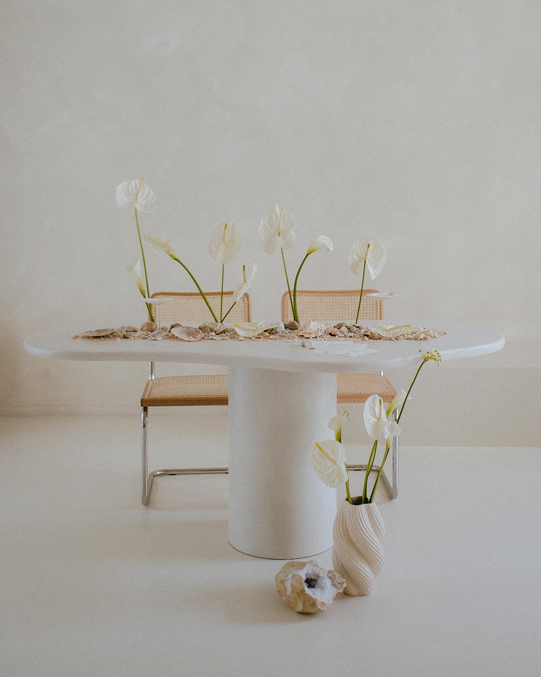 Krásný projekt, skvělý lidi a ještě nádhernější výsledek ✨
Jsme tak vděčný, že můžeme tvořit s tak talentovými lidmi a inspirovat vás tady 🐚
Co říkáte na tenhle editoriál?
Styling, dekor & květiny @autentika_cz
Foto @katerinamoravcova.fotografka
Video @lukaskladnicek
Šaty @myown.cz @petrawagner.cz
MUAH @tvorbou
Modelky @liarample & @sararychlikova
Tiskoviny @autentika_cz
Šperky @blueberriesjewelry
Stůl a židle @syneste.studio
Skleničky @by.artiseme
Ateliér @flow.prostor