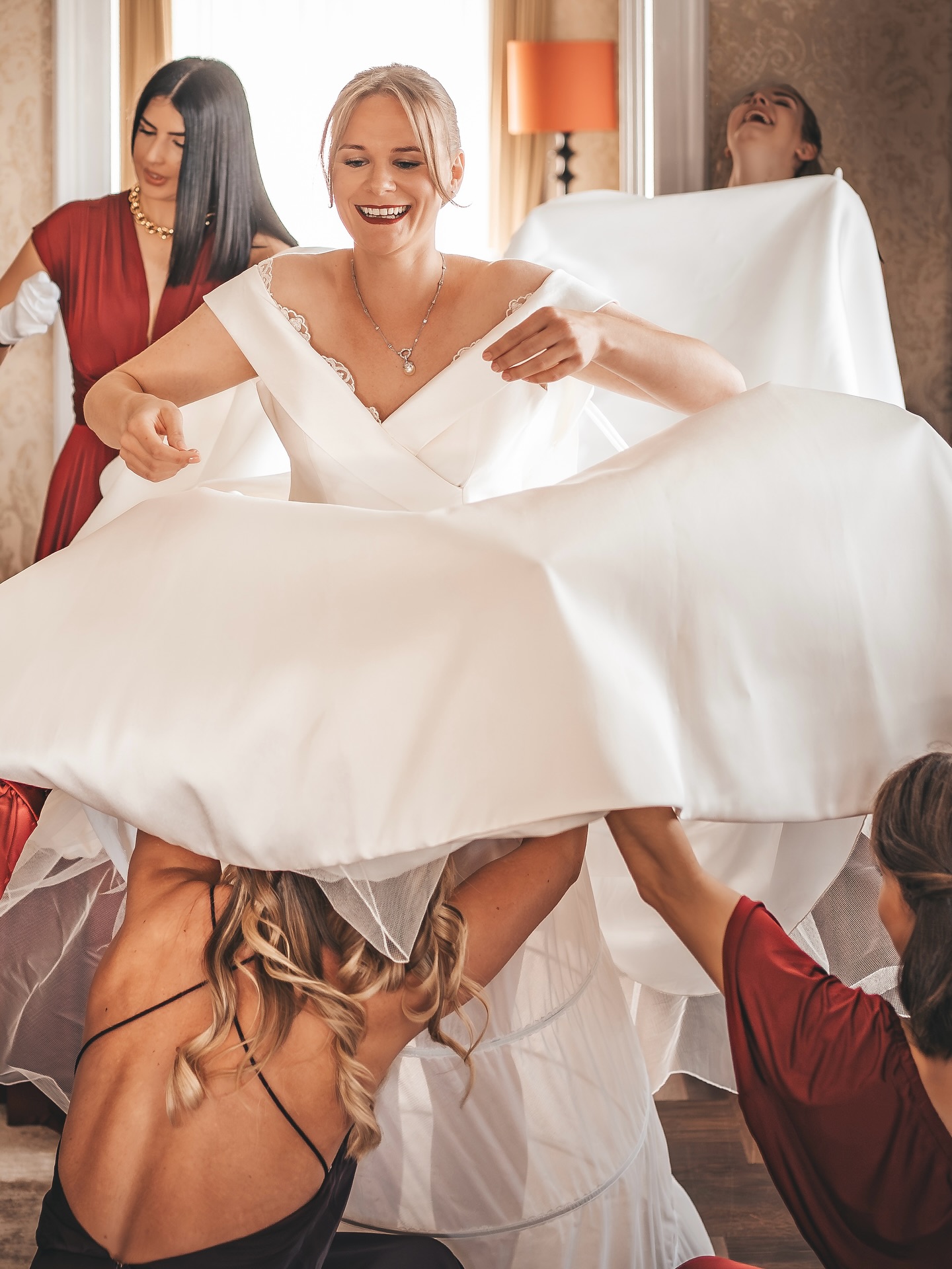 2021 durfte ich eine unglaublich elegante aber auch wilde griechische Hochzeit auf Schloss Bensberg begleiten. Der Stil? Luxuriös bis ins kleinste Detail und diese herzliche Lebensfreude, die einfach mitgerissen hat. Was mir bis heute im Kopf geblieben ist? An jedem Tisch stand eine Flasche griechischer Schnaps bereit, die für ordentlich Stimmung sorgte💃🏼 sowie die Emotionen (es wurde viel gelacht und einige Tränen verdrückt) und natürlich die Energie auf der Tanzfläche. Danke, dass ich eure Geschichte erzählen durfte!
#SchlossBensberg #greekwedding #hochzeitsfotografnrw #hochzeitköln