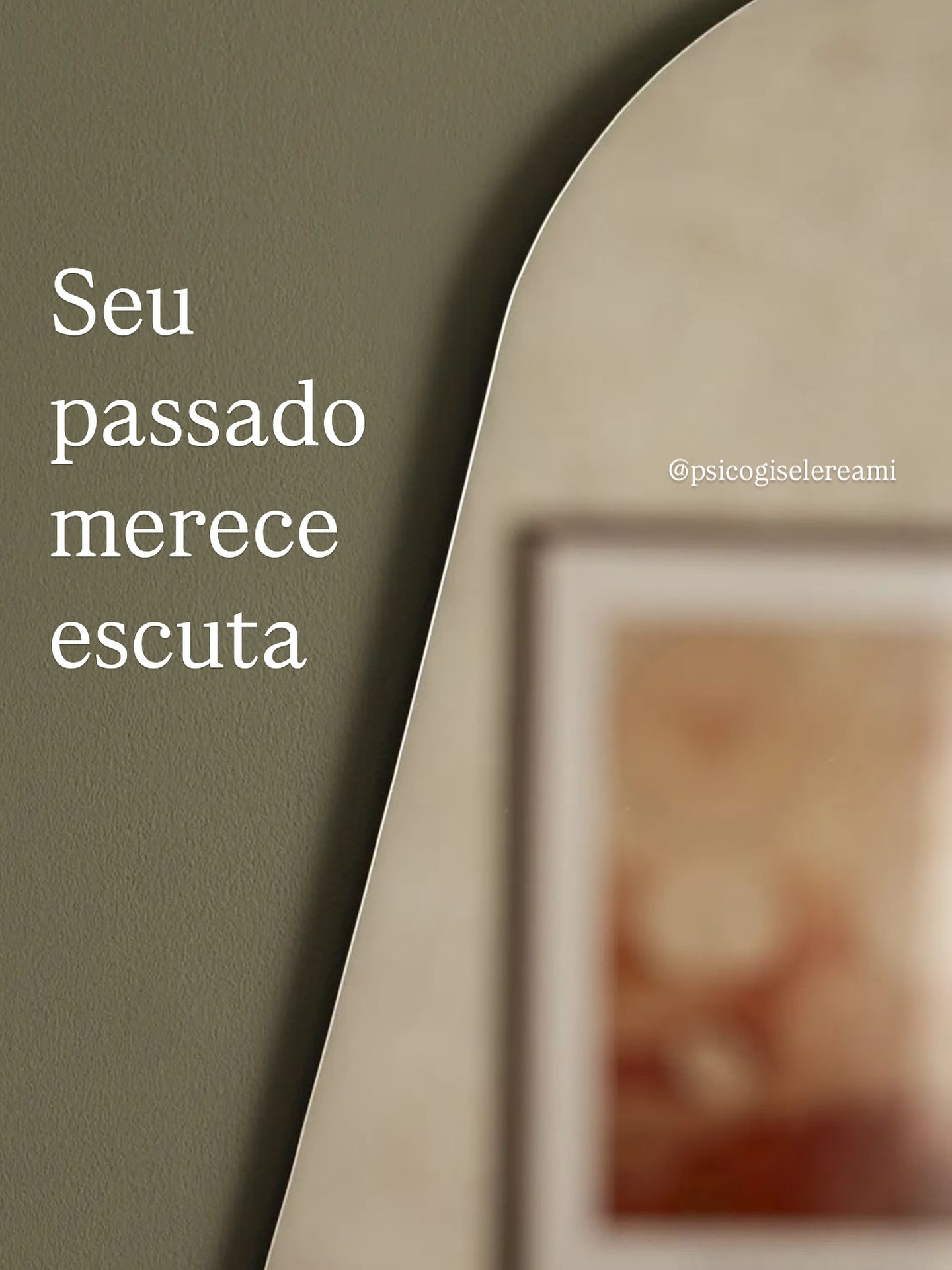 Preciso te contar uma coisa: o nosso passado não ficou lá atrás, como a gente costuma pensar.
Ele continua vivo dentro de nós!!
O passado não é um erro que precisa ser corrigido, mas uma história que merece ser escutada com respeito e sensibilidade.
Muitas vezes, a gente se acostuma a julgar quem foi... com os olhos de quem é hoje. Esquecemos que, naquele momento, fizemos o que podíamos, com o que sabíamos, com o que sentíamos, com o que conseguimos suportar.
O que ainda dói no presente, muitas vezes, são pedaços antigos que não foram acolhidos.
O inconsciente não segue uma ordem cronológica.
Ele guarda afetos, fantasias e formas de se proteger que continuam se manifestando... às vezes, em situações que nem entendemos direito.
Seu passado não precisa ser um peso. Ele pode ser um caminho, e talvez o caminho mais honesto, pra se conhecer de verdade.
Em vez de se cobrar por não ter feito diferente, tente se questionar:
O que eu estava vivendo naquela época? O que eu sentia? Do que eu precisava?
O nosso eu do passado não precisa de crítica. Precisa de escuta. De acolhimento. De um olhar mais amoroso.
Olhar para trás com empatia não significa justificar tudo, mas reconhecer que cada versão de nós construiu, à sua maneira, a pessoa que somos hoje.
Quando a gente escuta a própria história com cuidado, o agora ganha outra cor.
É abrir espaço para o que ainda pode ser,
dar descanso ao que insiste em voltar
e escolher caminhos mais conscientes daqui pra frente! ✨