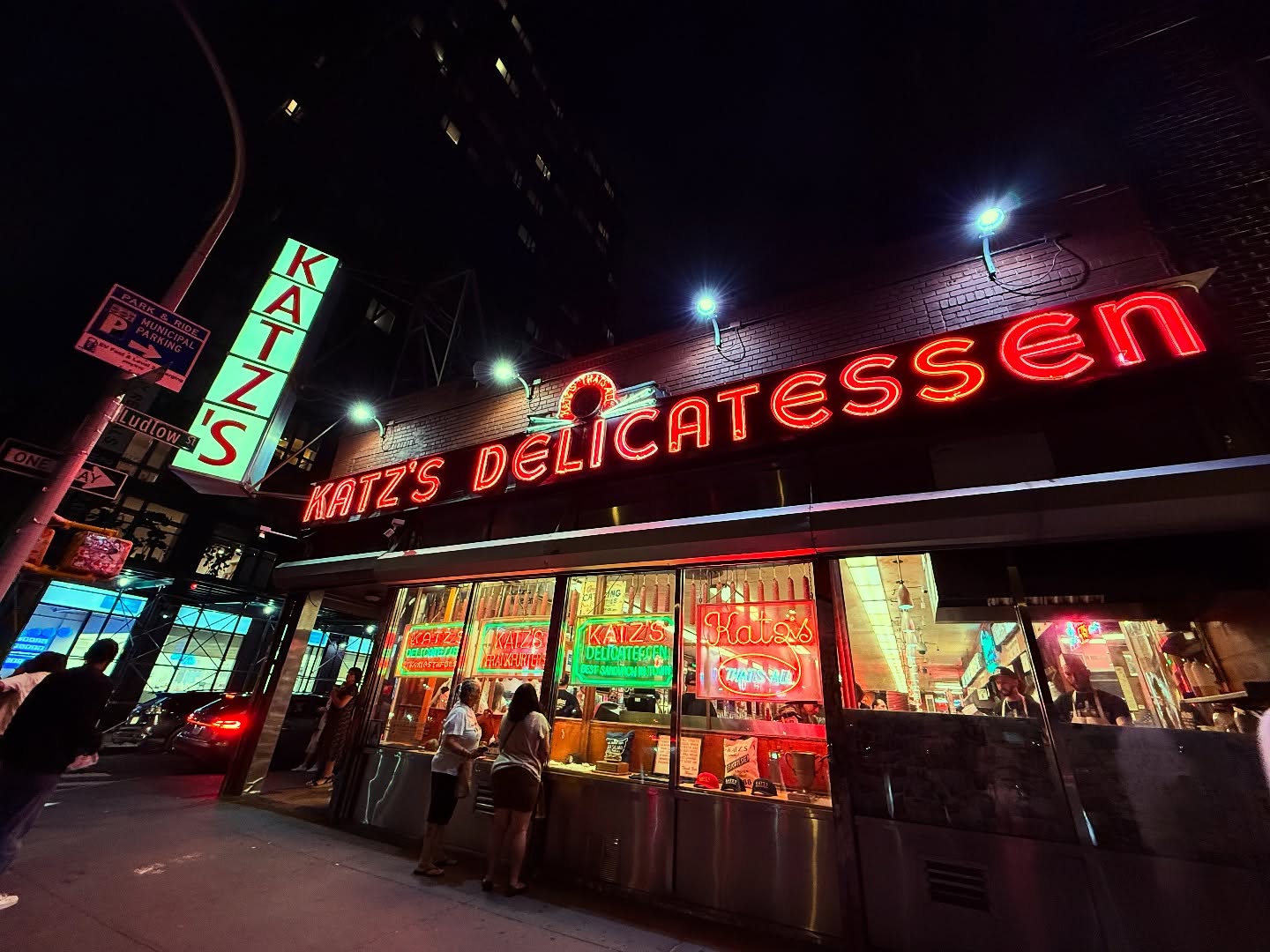 When in New York, be a true New Yorker…
#katzdeli #katzdelicatessen #newyork #newyorklife
