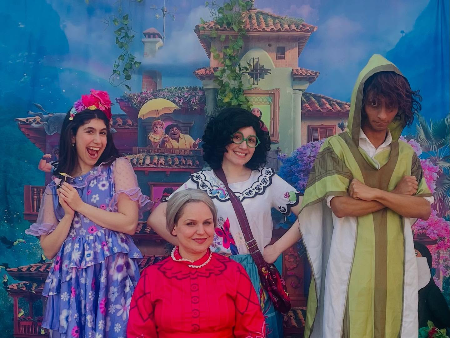 “O Dia da Família é uma oportunidade especial para celebrar o amor, a união e os laços que nos fortalecem!
Na Cia Cambaio, acreditamos que o teatro é uma ponte mágica entre gerações, despertando memórias e criando momentos inesquecíveis para pais, filhos e toda a comunidade escolar.
Durante esta semana, vamos apresentar uma série de espetáculos perfeitos para tornar o Dia da Família na escola uma experiência única, cheia de emoção, diversão e aprendizado. Fique de olho nos próximos posts e descubra qual peça combina com a sua escola!”
Começando : FAMÍLIA MADRIGAL!
#diadafamilia #teatroescola #teatroparafamilia #familiamadrigal