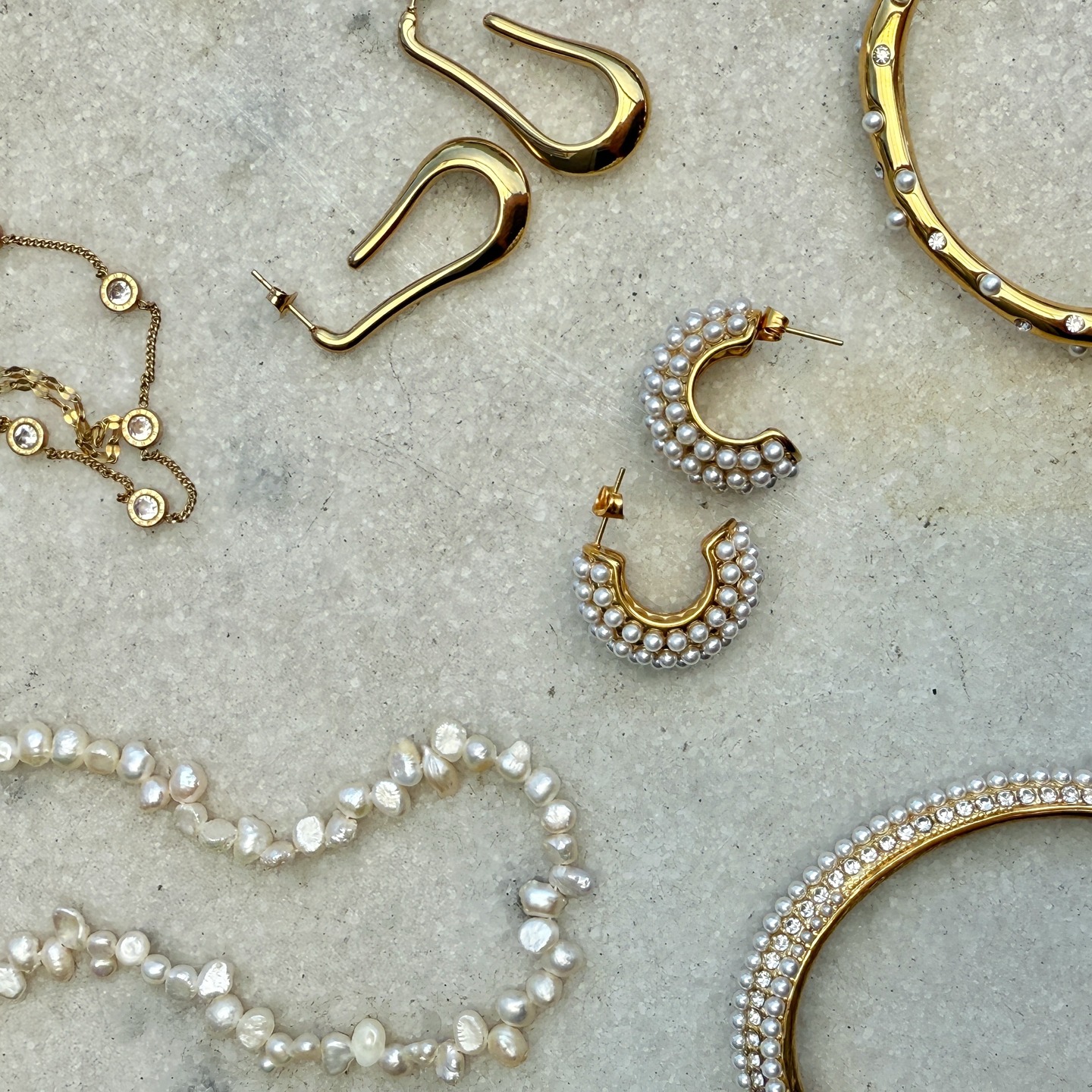 Wir lieben echte Perlen.
Wir lieben Zeitlosen Schmuck.